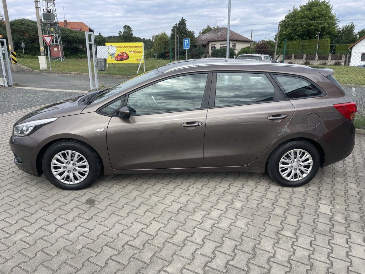 Kia Cee´d, 1,4 16V CVVT ČR 1.MAJITEL 1040 - fotka 5