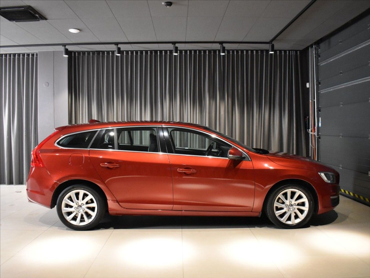 Volvo V60, 2,0 D5 Momentum BLIS - fotka 3