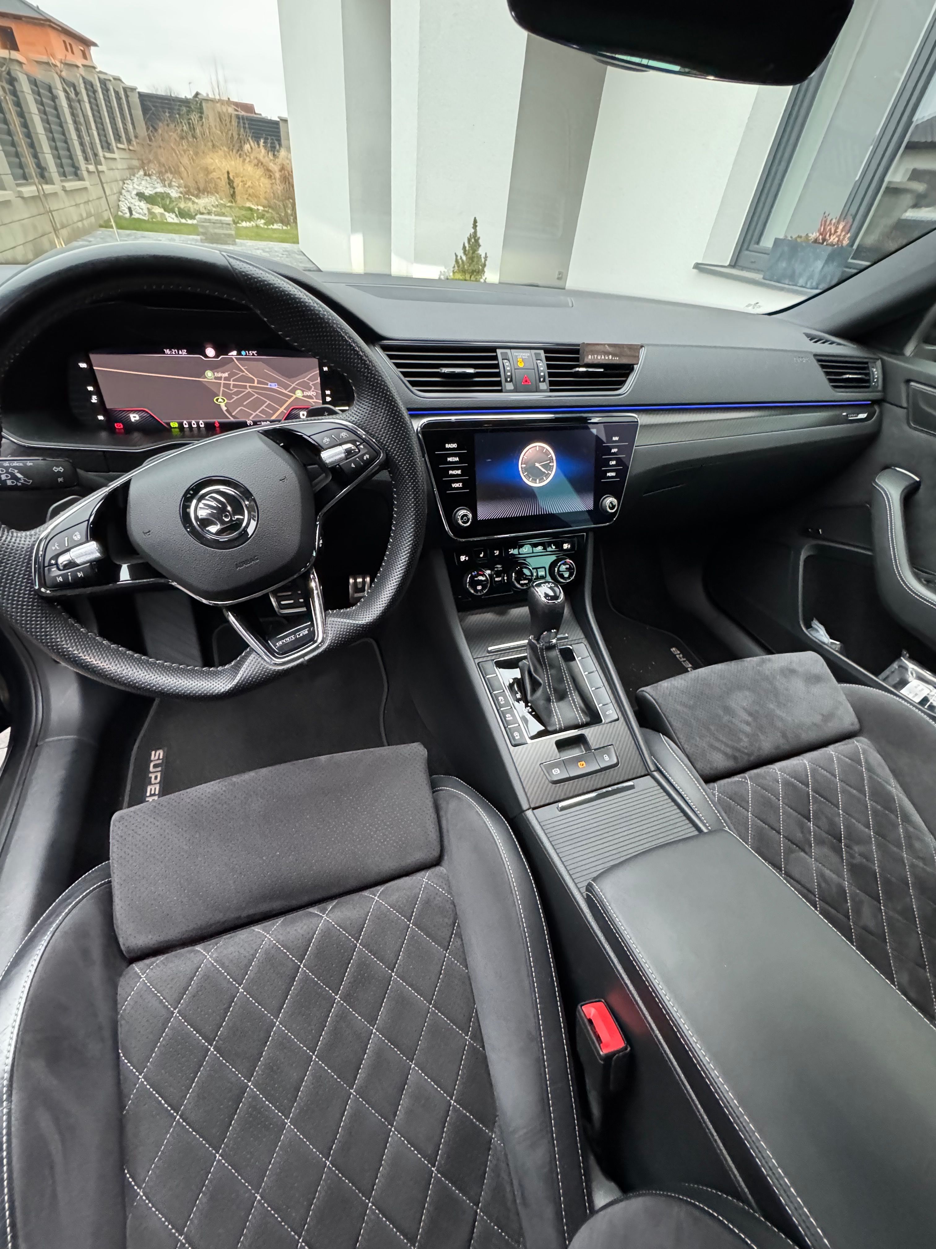 Škoda Superb, 2.0 TDI DSG - fotka 4