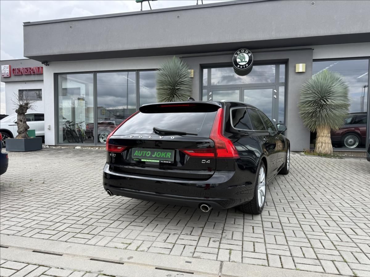 Volvo V90, 2,0 D4 140kW  AUT MOMENTUM LED - fotka 5