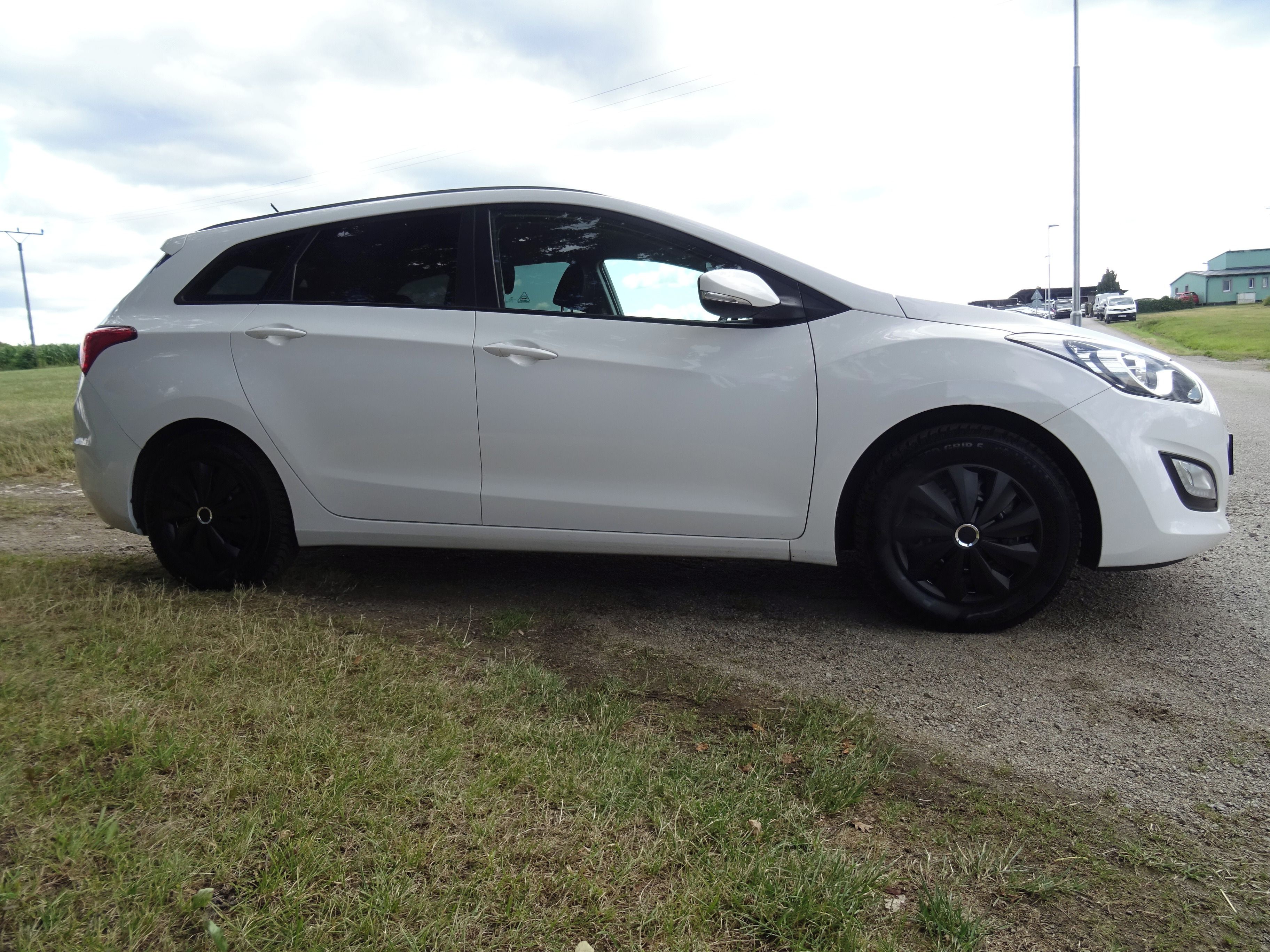 Hyundai i30, 1,4CVVT Par. senzory, tempomat - fotka 3