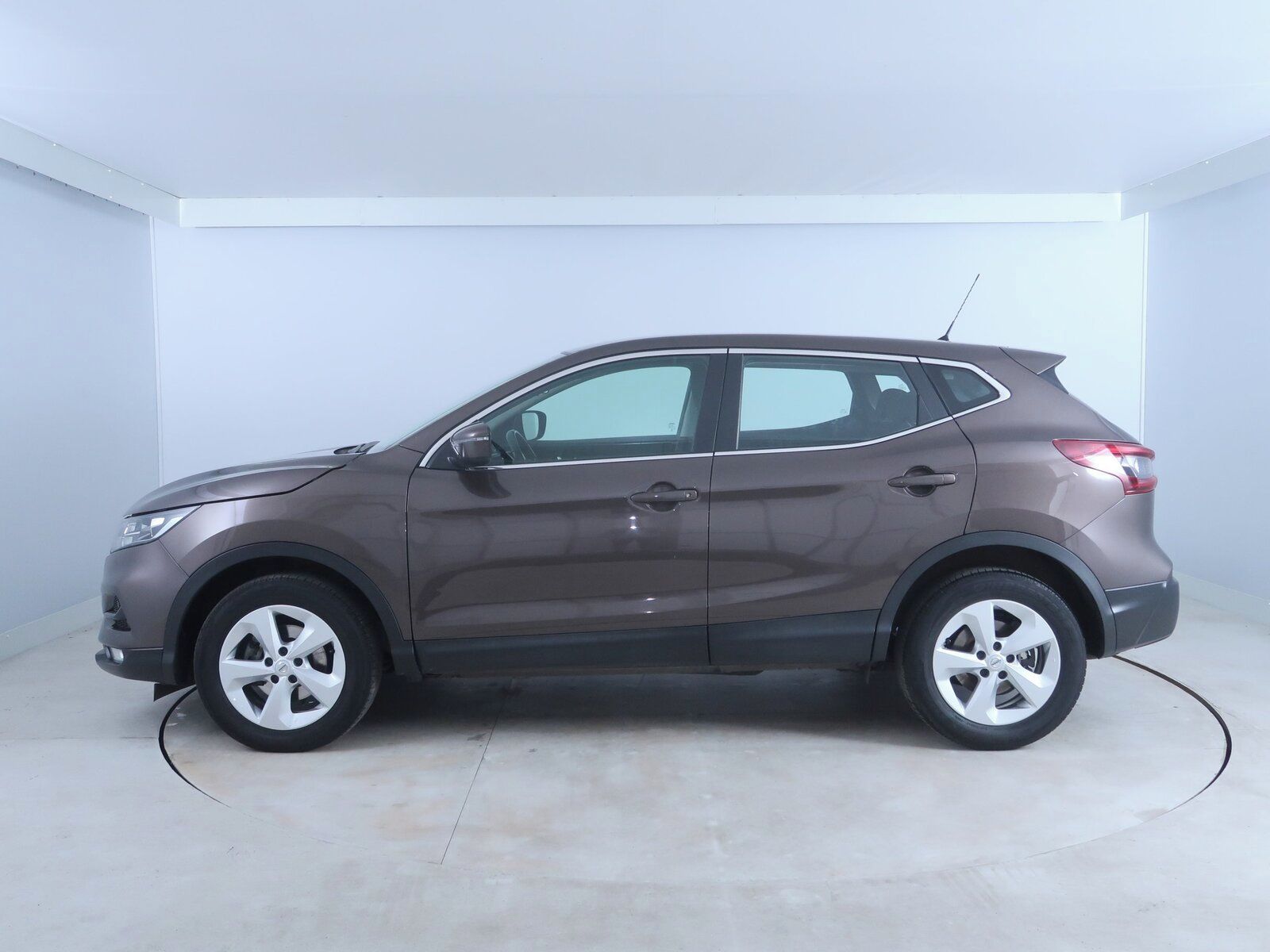 Nissan Qashqai, 1.3 DIG-T, ČR,1.maj - fotka 3