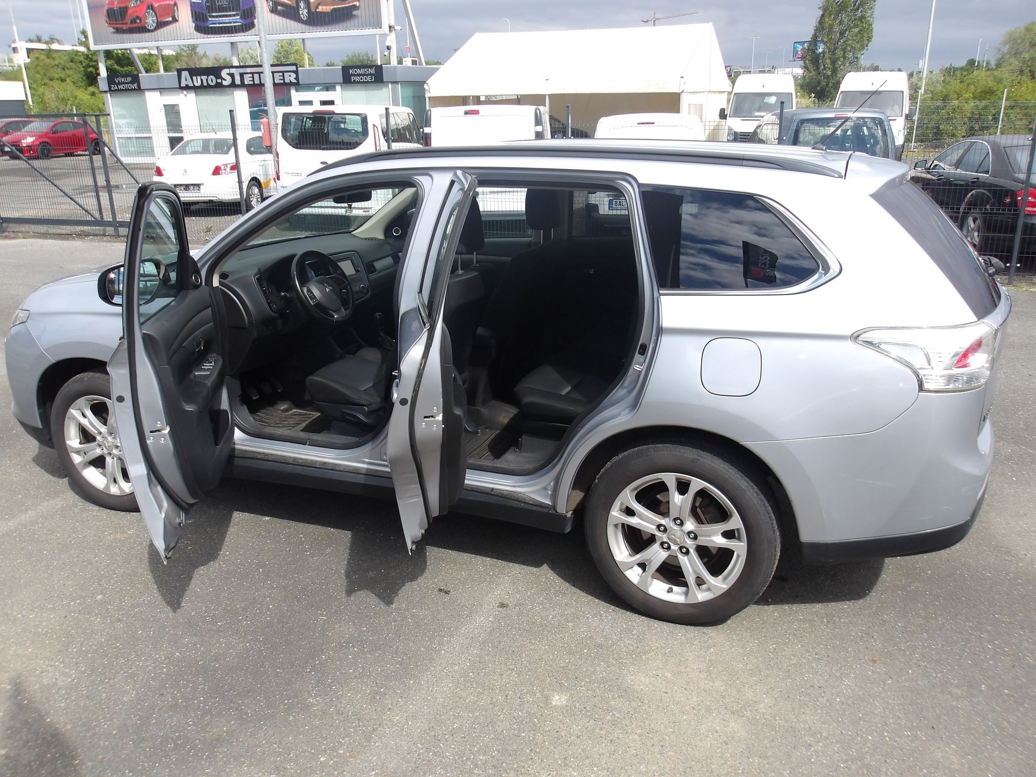 Mitsubishi Outlander, 2,3DI-D 4x4 ČR 7 MÍST ! 2.MAJ. - fotka 5