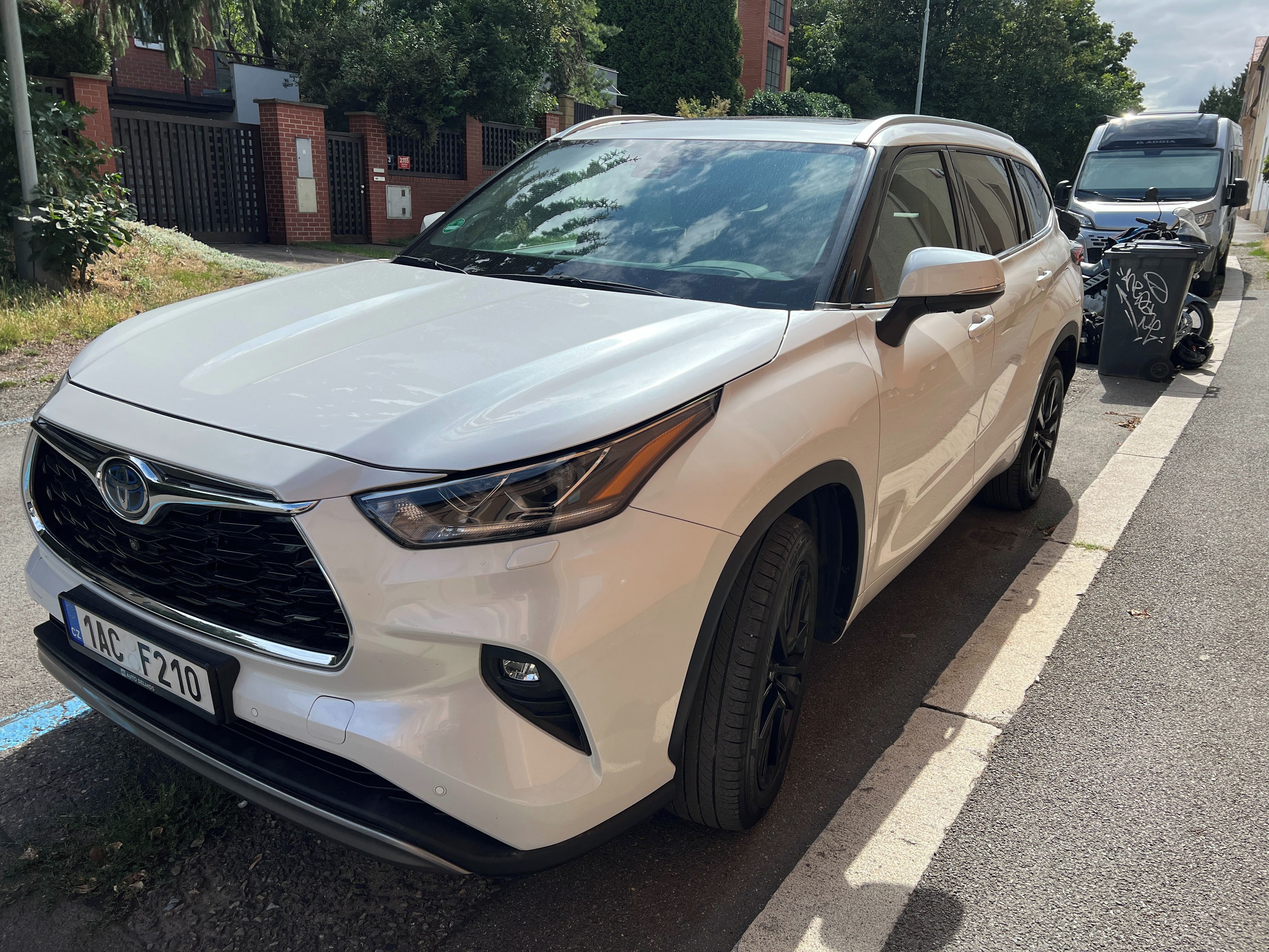 Toyota Highlander, 2.5 Hybrid Executive Skyview - fotka 3