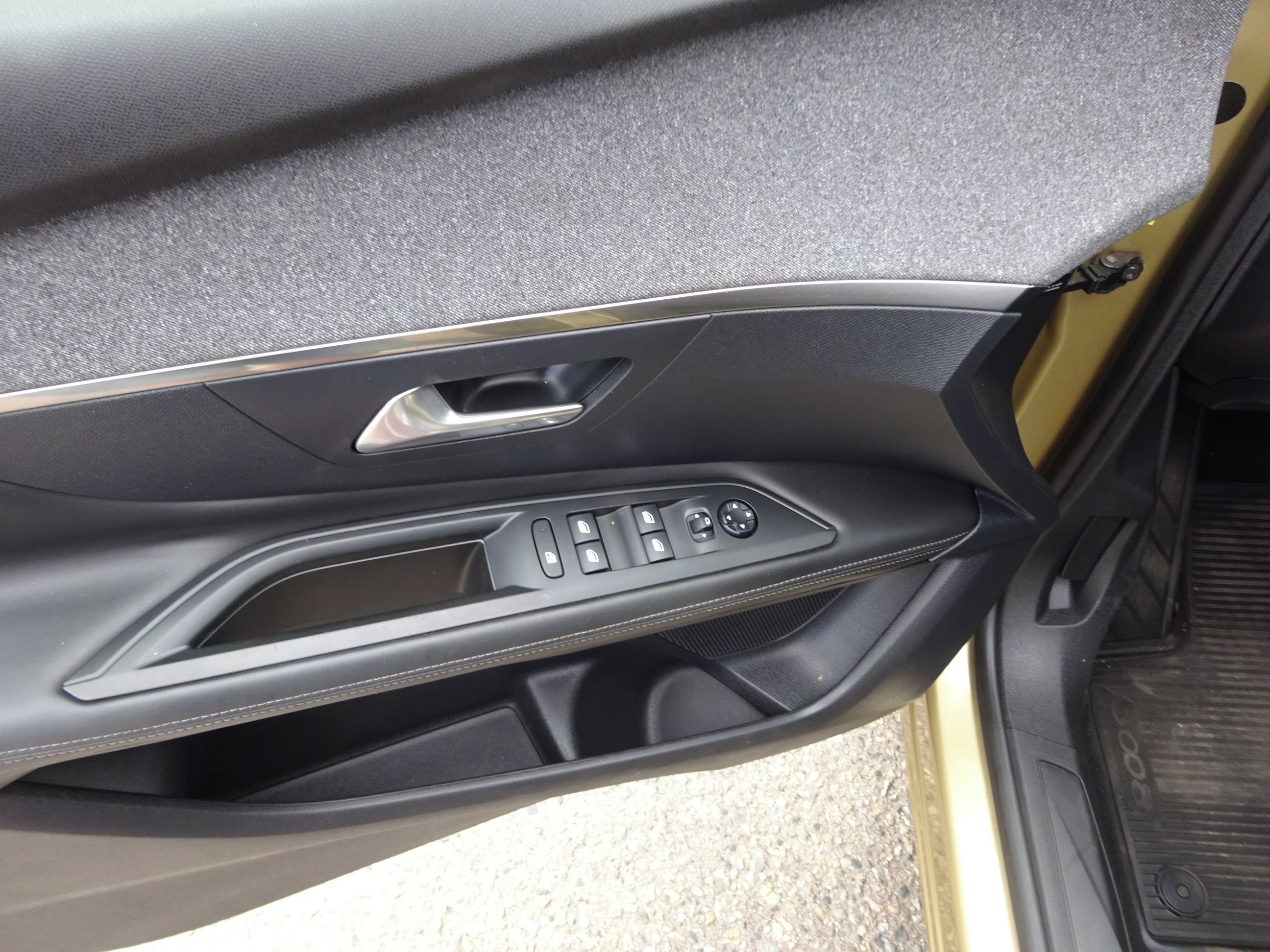 Peugeot 3008, 1.2 PureTech (96 kw) serviska - fotka 6