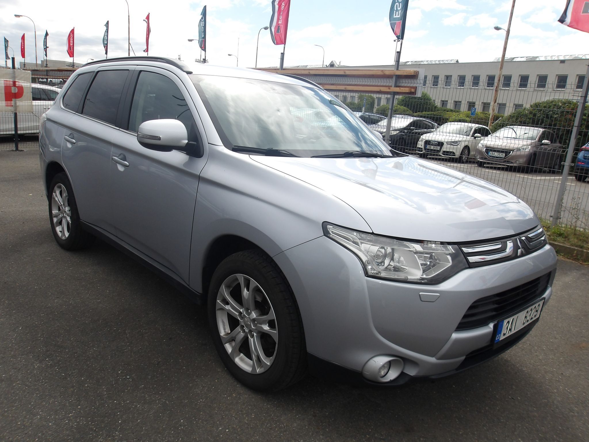 Mitsubishi Outlander, 2,3DI-D 4x4 ČR 7 MÍST ! 2.MAJ. - fotka 2