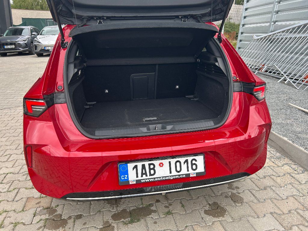 Opel Astra, Elegance 1,2 Turbo 96kW MT6 - fotka 6