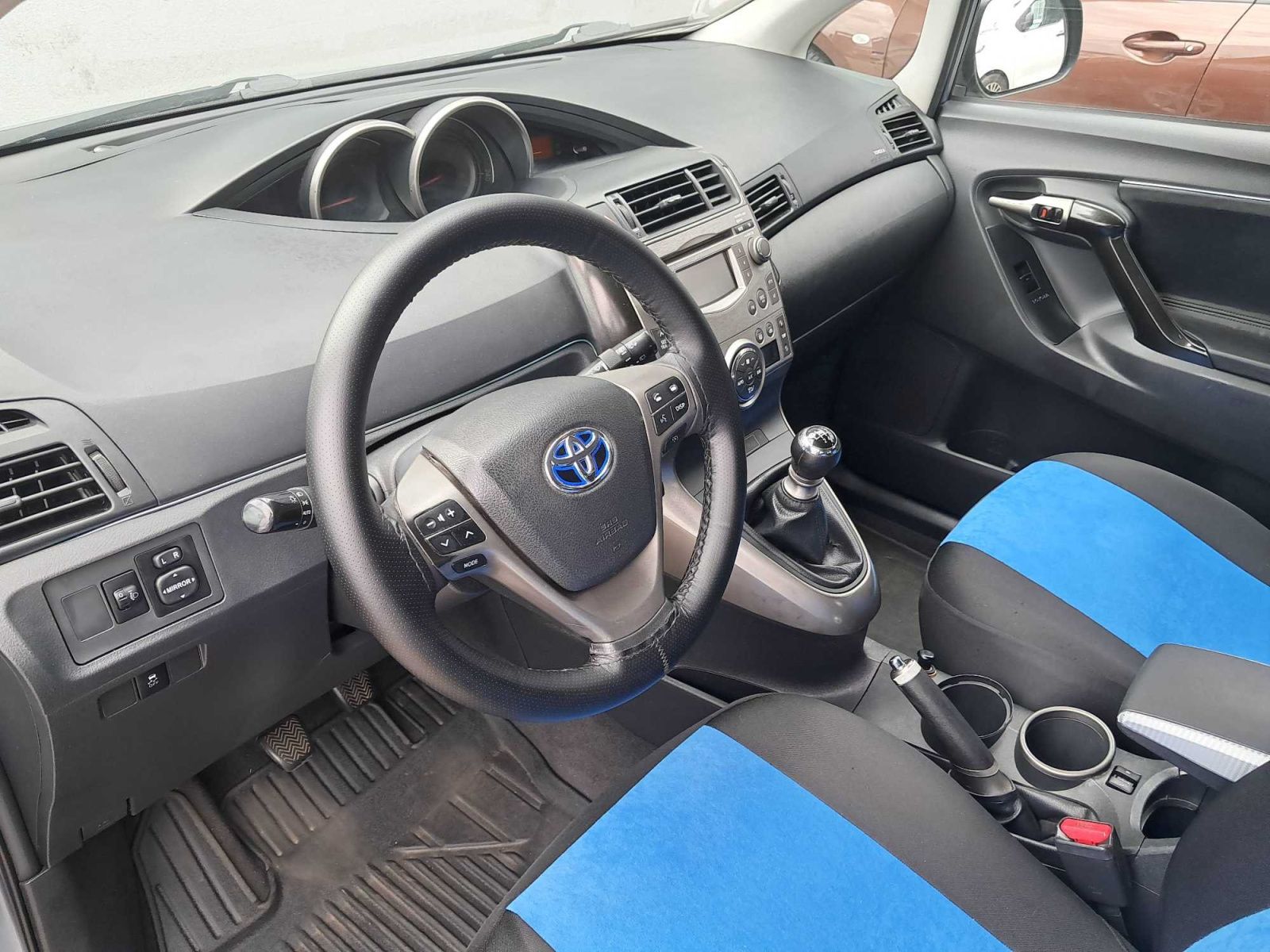 Toyota Verso, 2.0 D-4D, Automatická klima - fotka 3