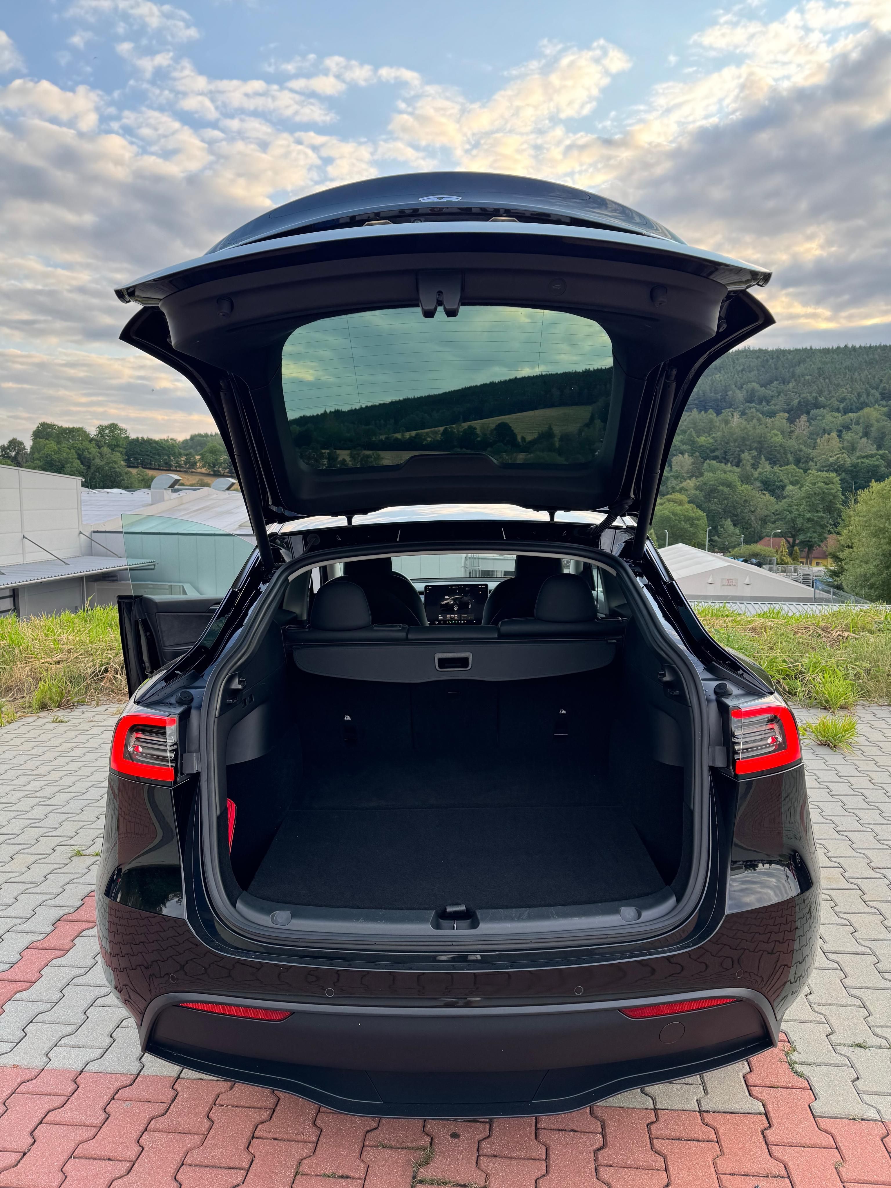 Tesla Model Y, LR, 4x4, 378kW, SOH 90,2%,DPH - fotka 4