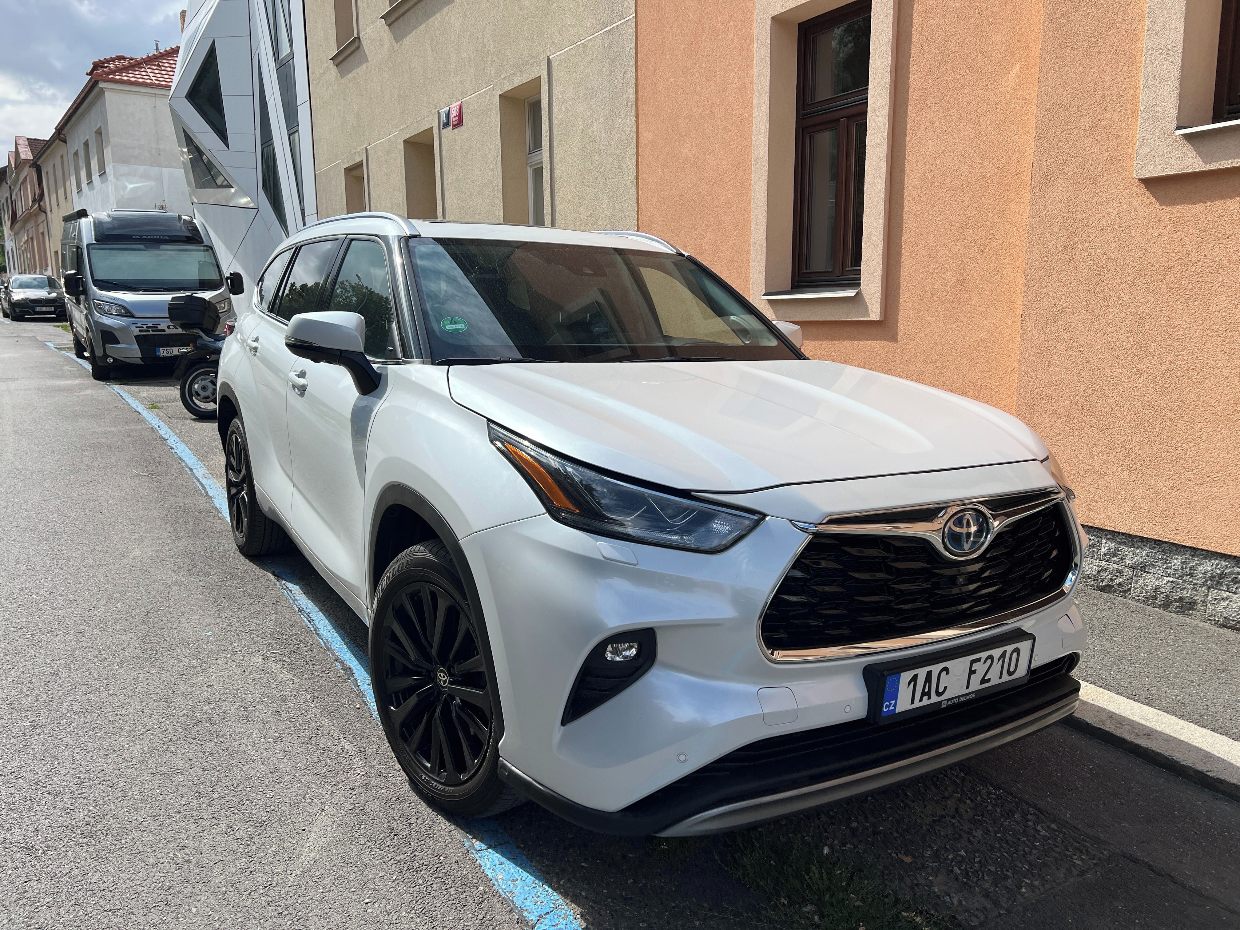 Toyota Highlander, 2.5 Hybrid Executive Skyview - fotka 2