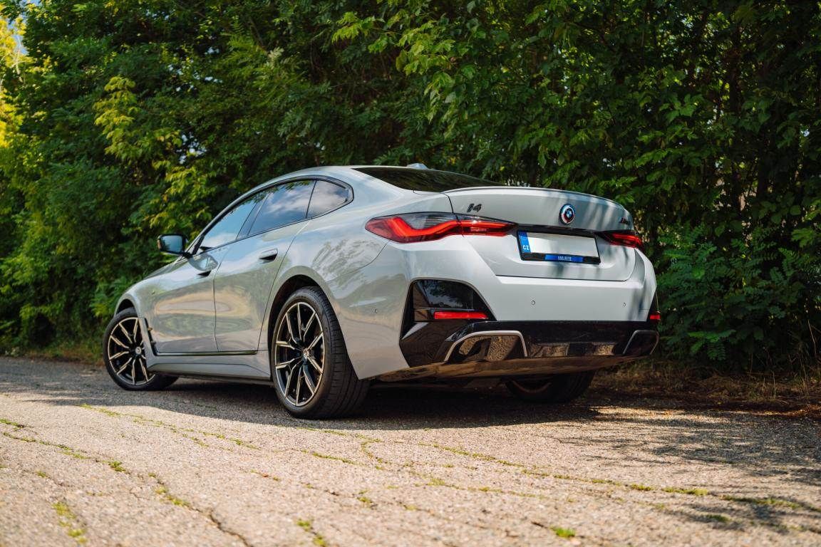 BMW i4, M50, SoH 88% - fotka 4
