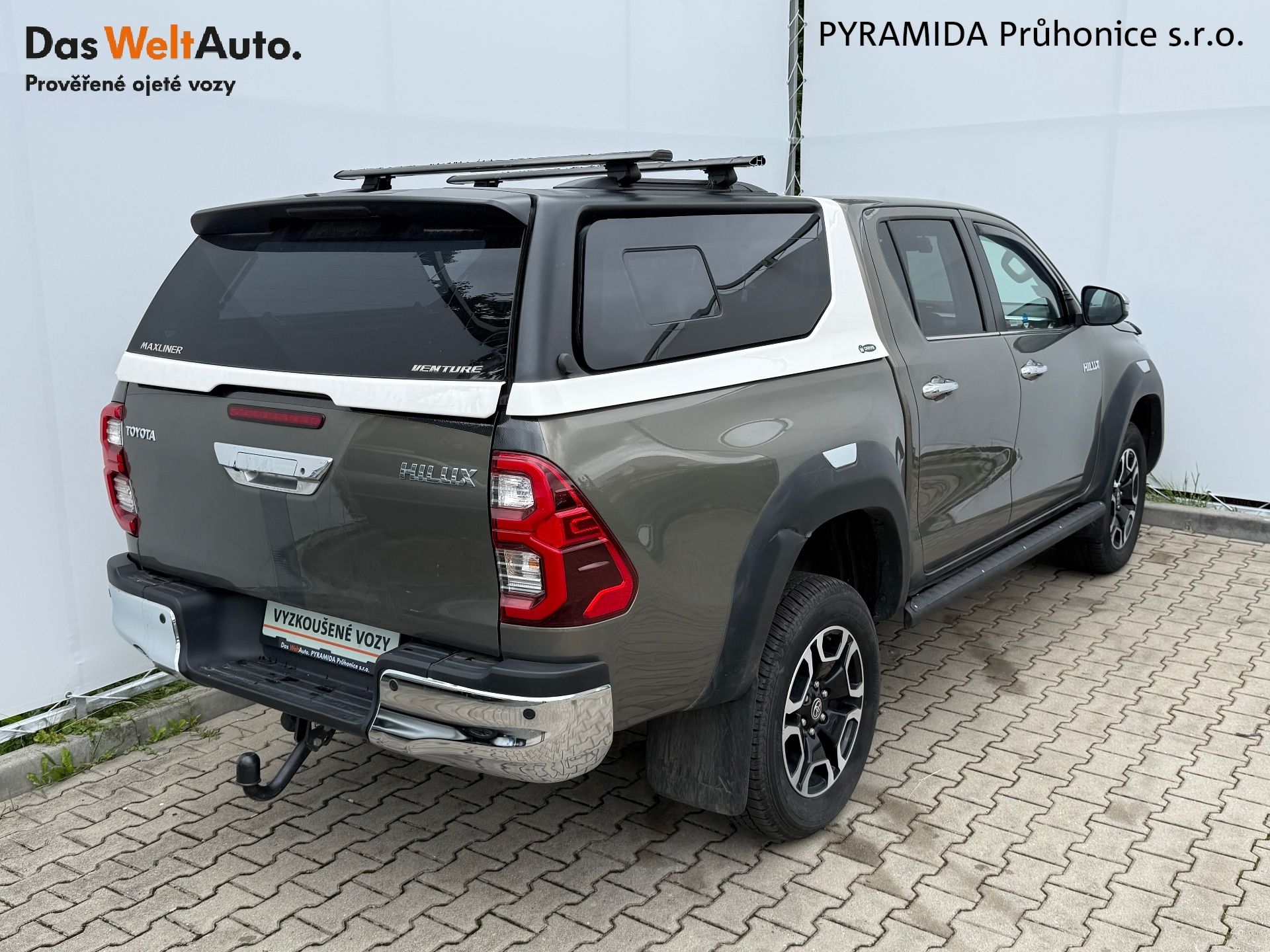 Toyota Hilux, 2.8 D-4D 150 kW Executive 4x4 - fotka 2