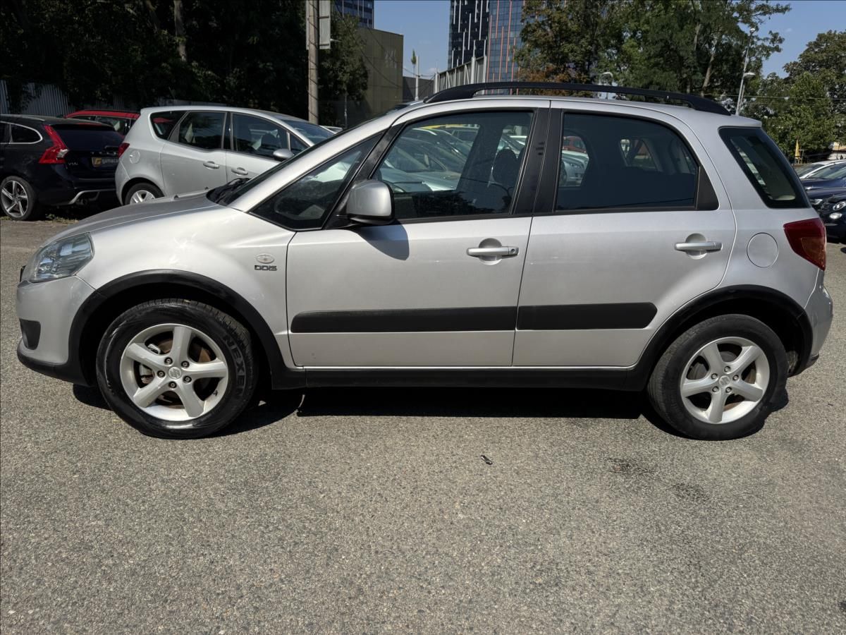 Suzuki SX4, 1,6 KRASNÝ STAV. - fotka 4