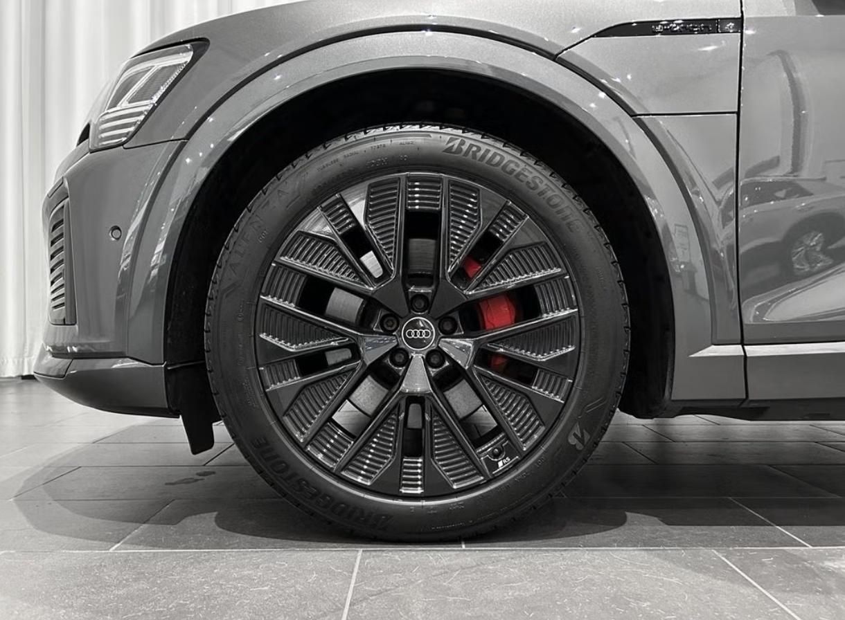 Audi Q8 e-tron, 55 Q 360k Pano Matrix 4 zóny - fotka 4