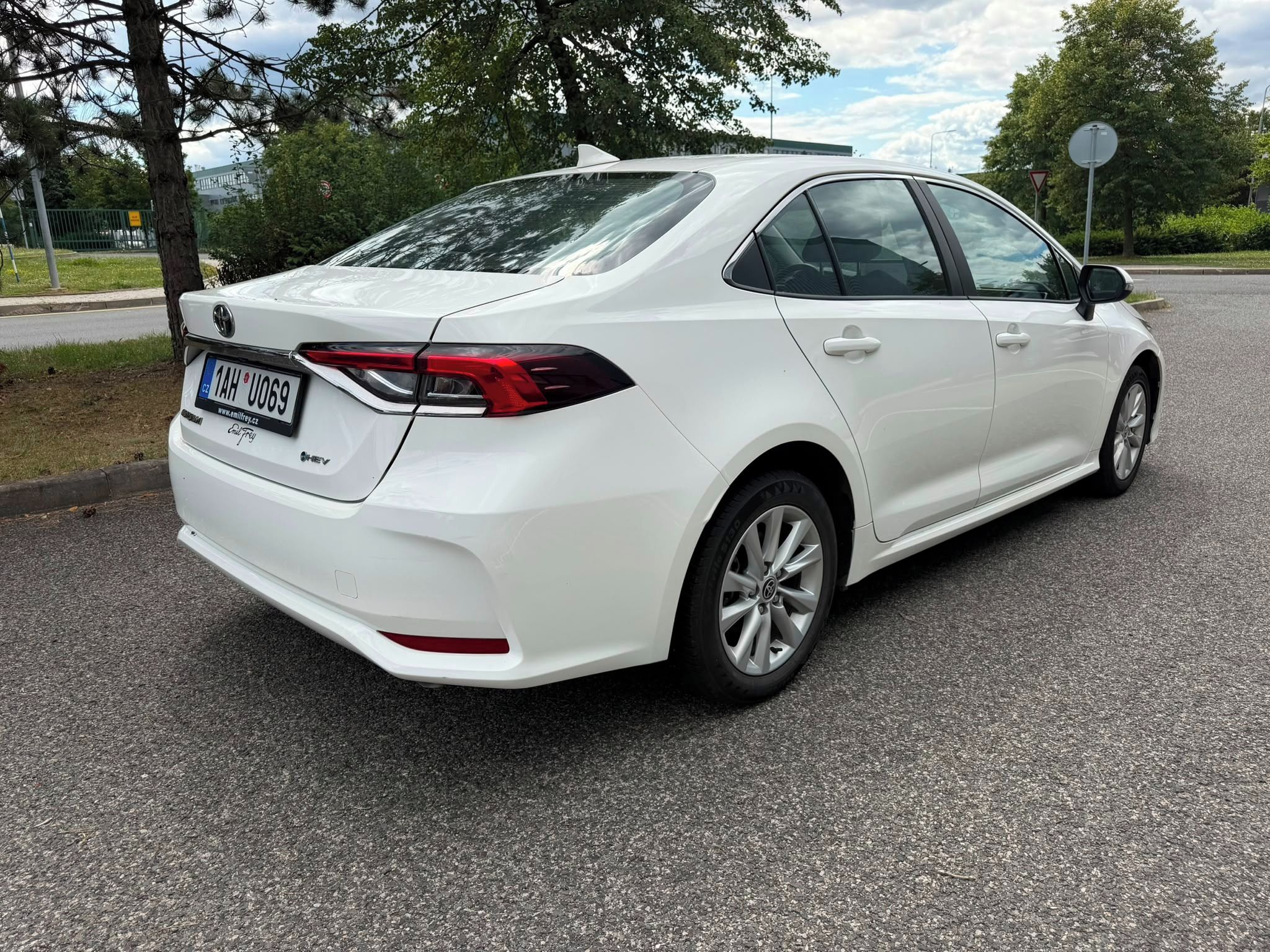 Toyota Corolla, 1.8 Hybrid sedan - fotka 4