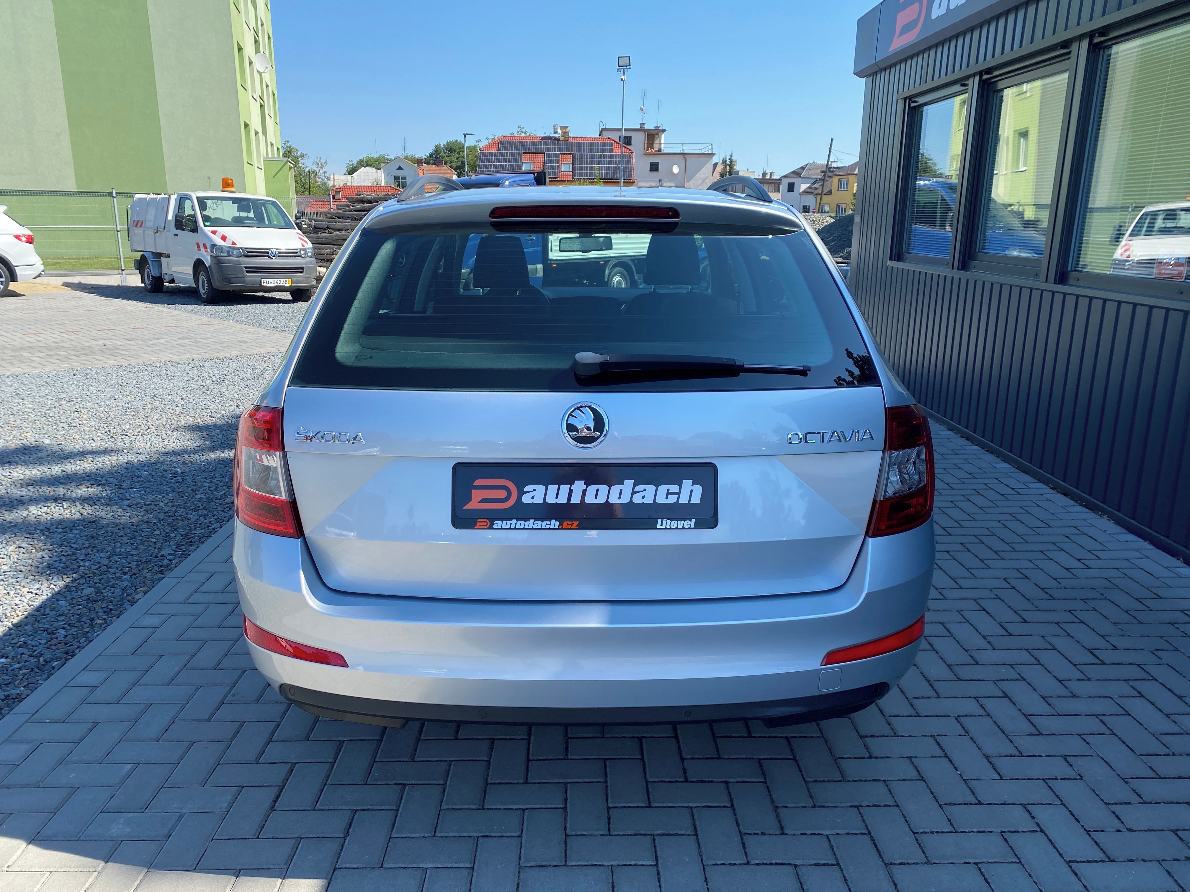 Škoda Octavia, 1.4 TSI 103kW - 1xMAJ.-ALU-PDC - fotka 4