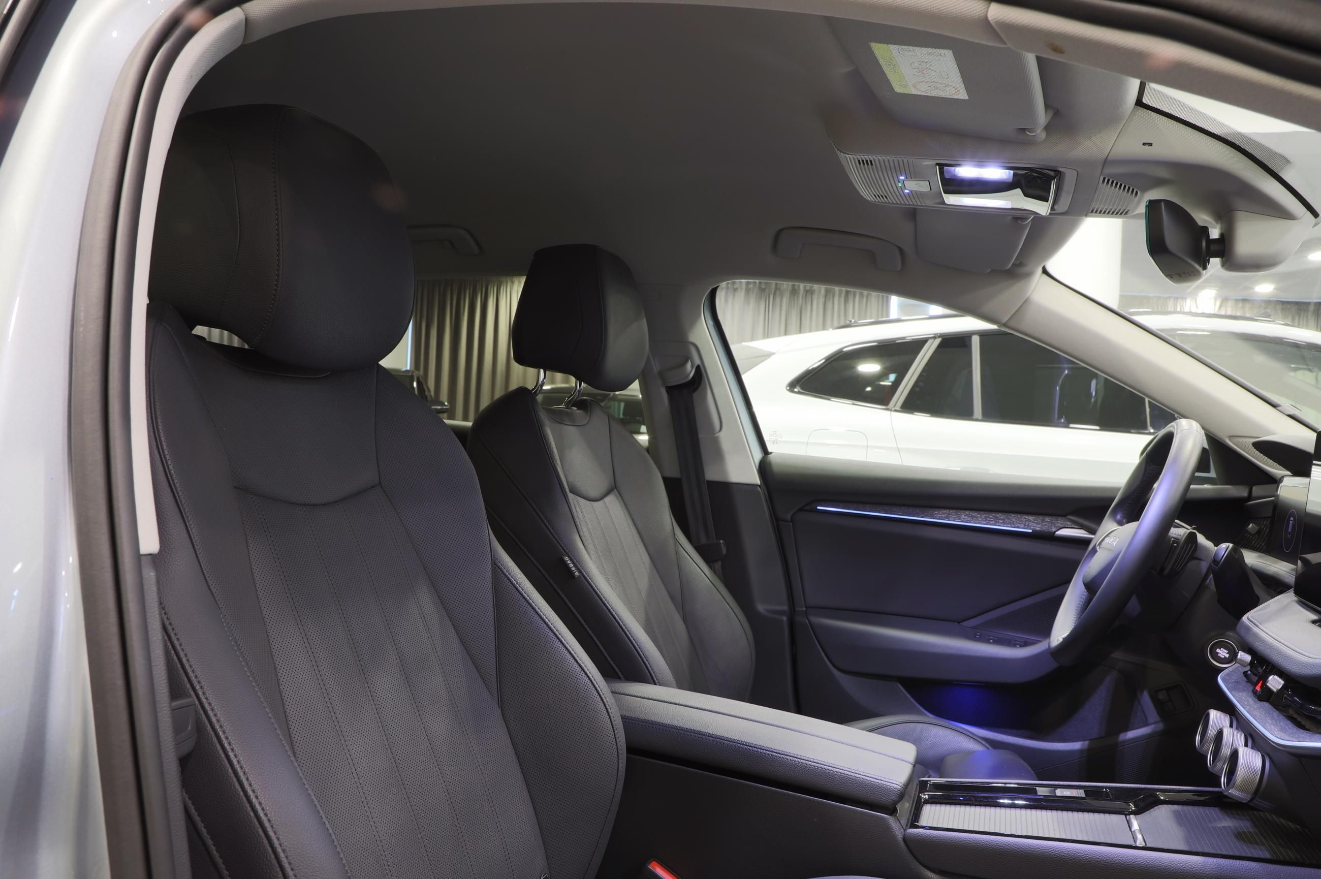 Škoda Superb, iV 1.5 TSI 150kW / Kůže - fotka 6