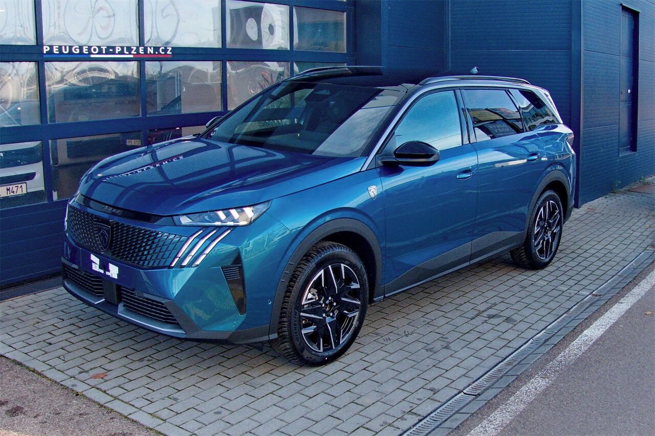 Peugeot 5008, GT "SUMMER BLUE" Hybrid 145 e-