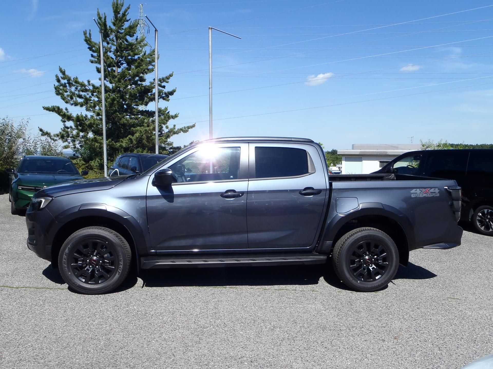 Isuzu D-Max, 2.2 Double Cab V-CROSS 4x4 - fotka 5