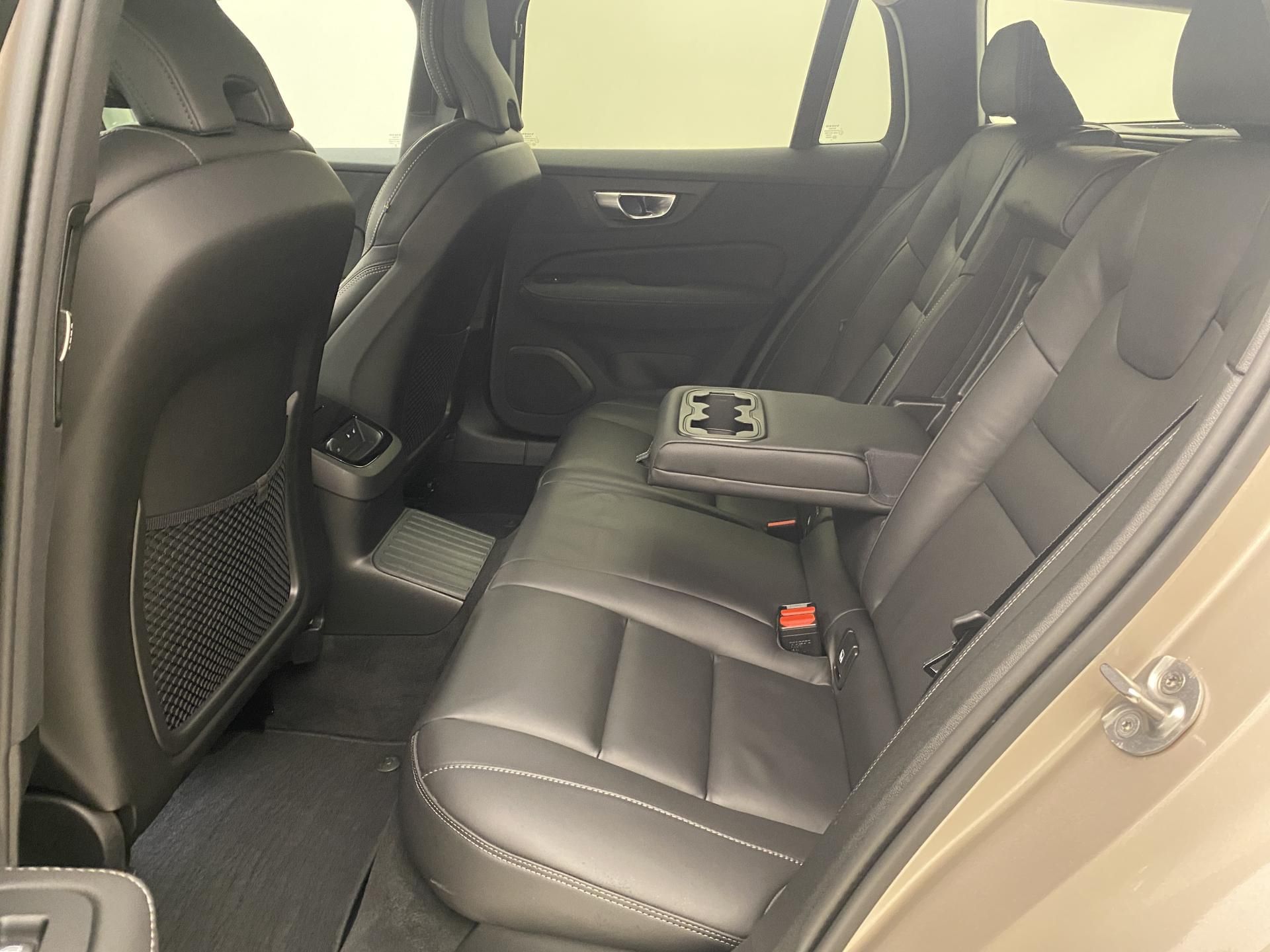 Volvo V60, T8 AWD RECHARGE DARK PLUS CZ - fotka 4