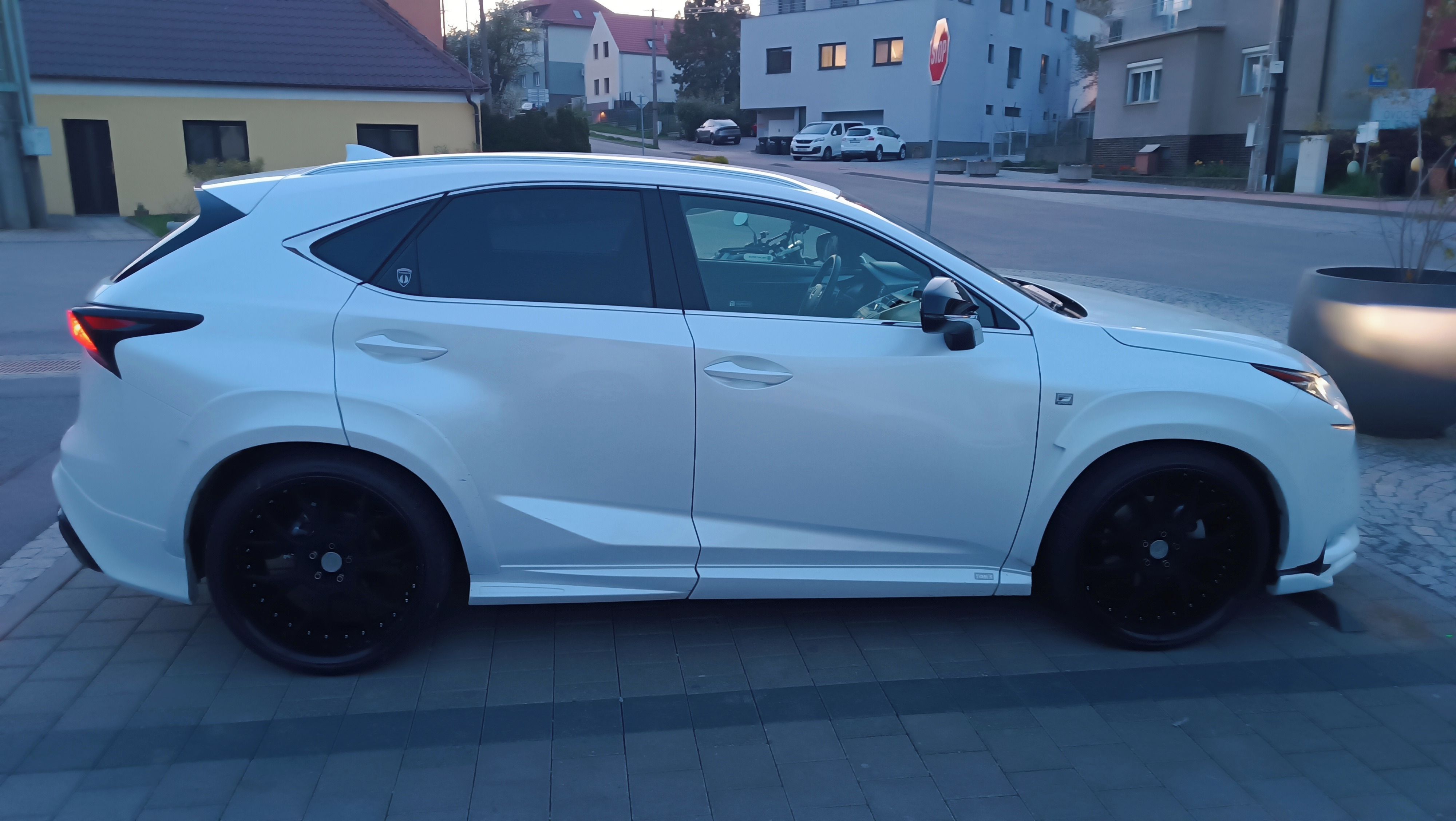 Lexus NX 300h, 4x4,TOP stav-43tis.km,body kit - fotka 3