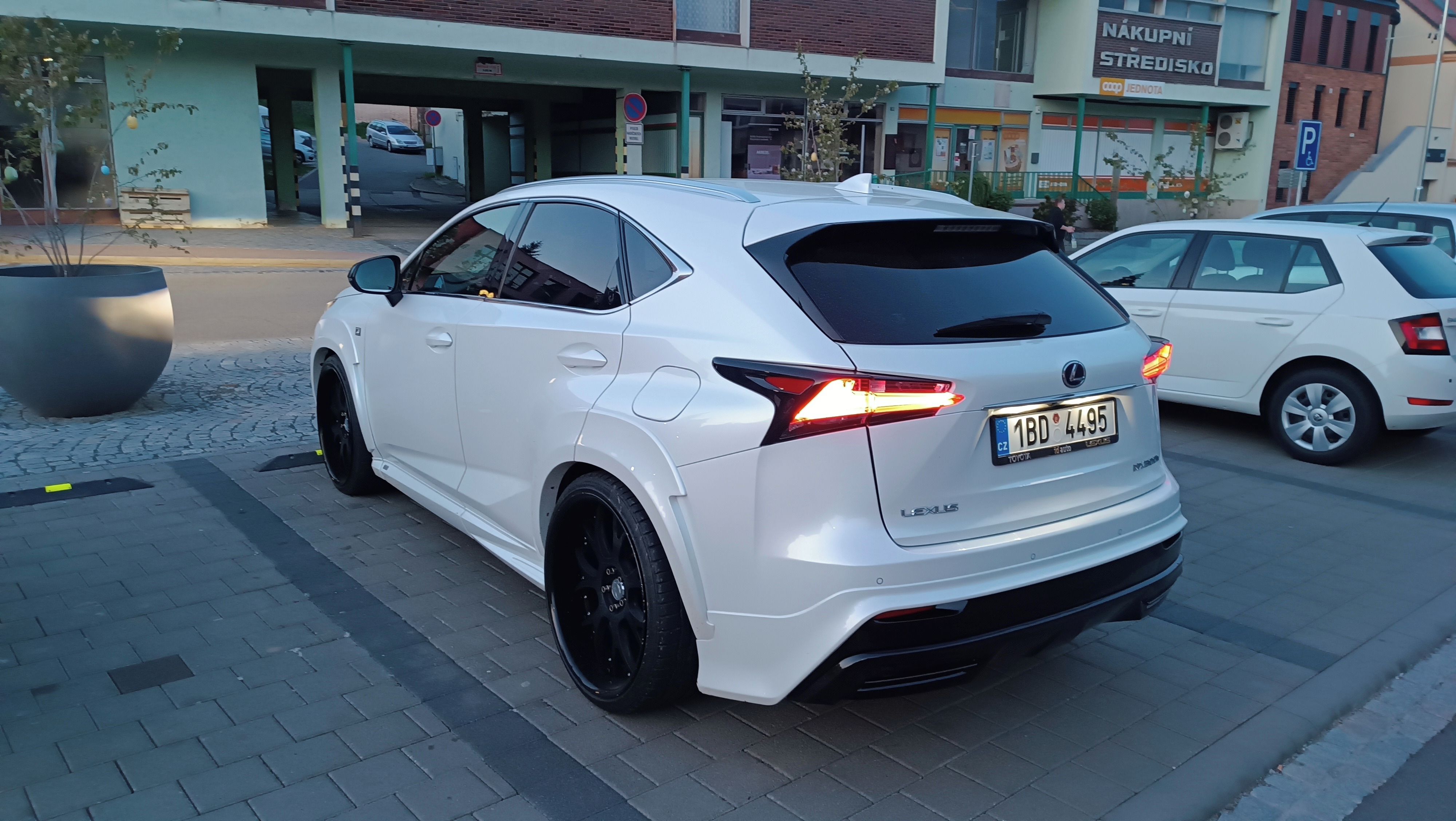Lexus NX 300h, 4x4,TOP stav-43tis.km,body kit - fotka 2
