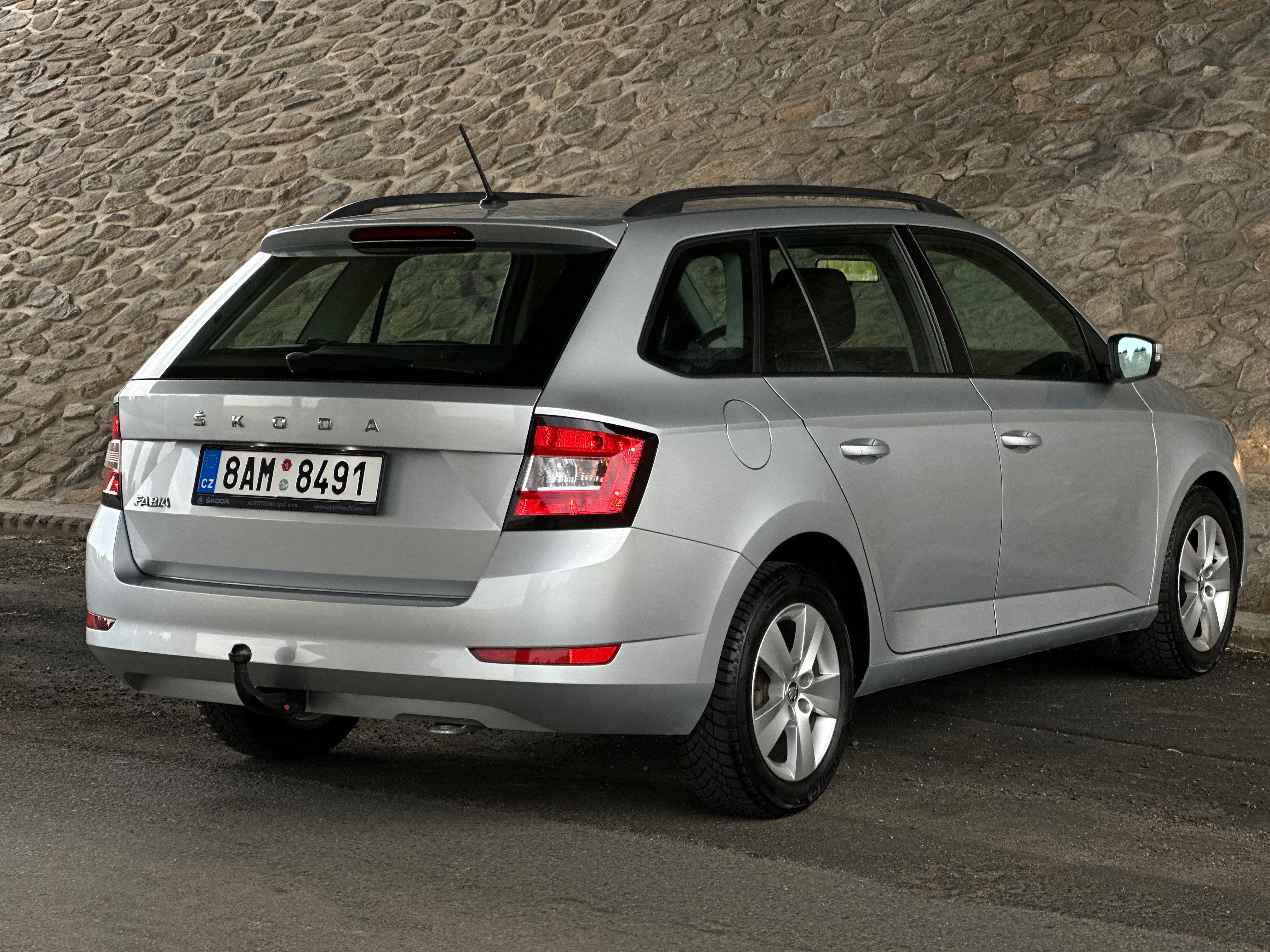 Škoda Fabia, 1.0 TSI 70 kW Ambition Combi - fotka 4