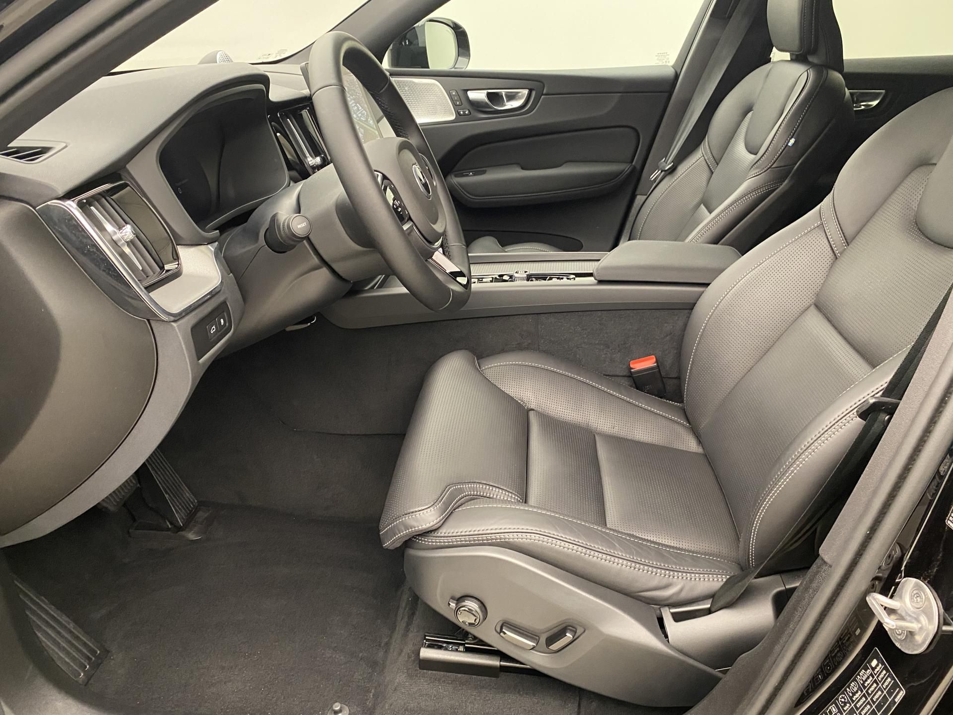 Volvo XC60, T8 AWD RECHARGE BLACK EDITION - fotka 3