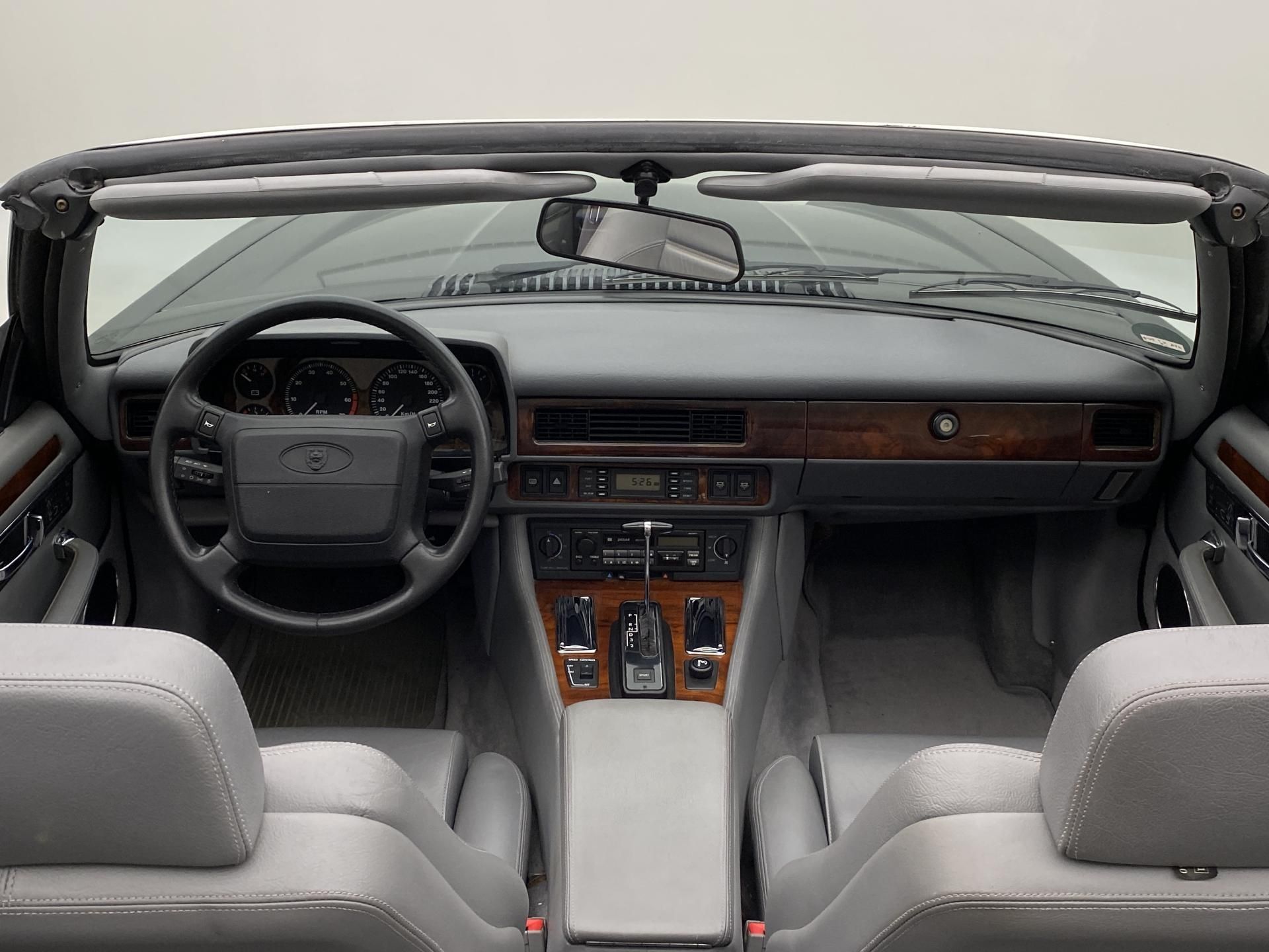 Jaguar XJS, CONVERTIBLE 4.0 R6 AUT 1.maj - fotka 2