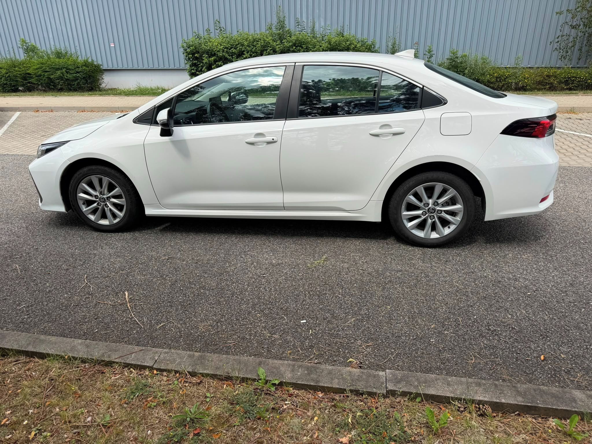 Toyota Corolla, 1.8 Hybrid sedan - fotka 6