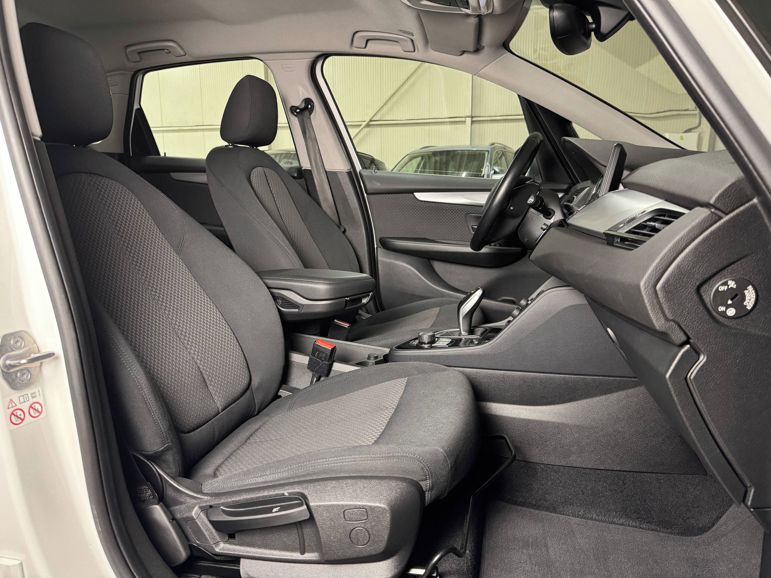BMW Řada 2, 216d, ČR, Serviska, Výbava - fotka 6