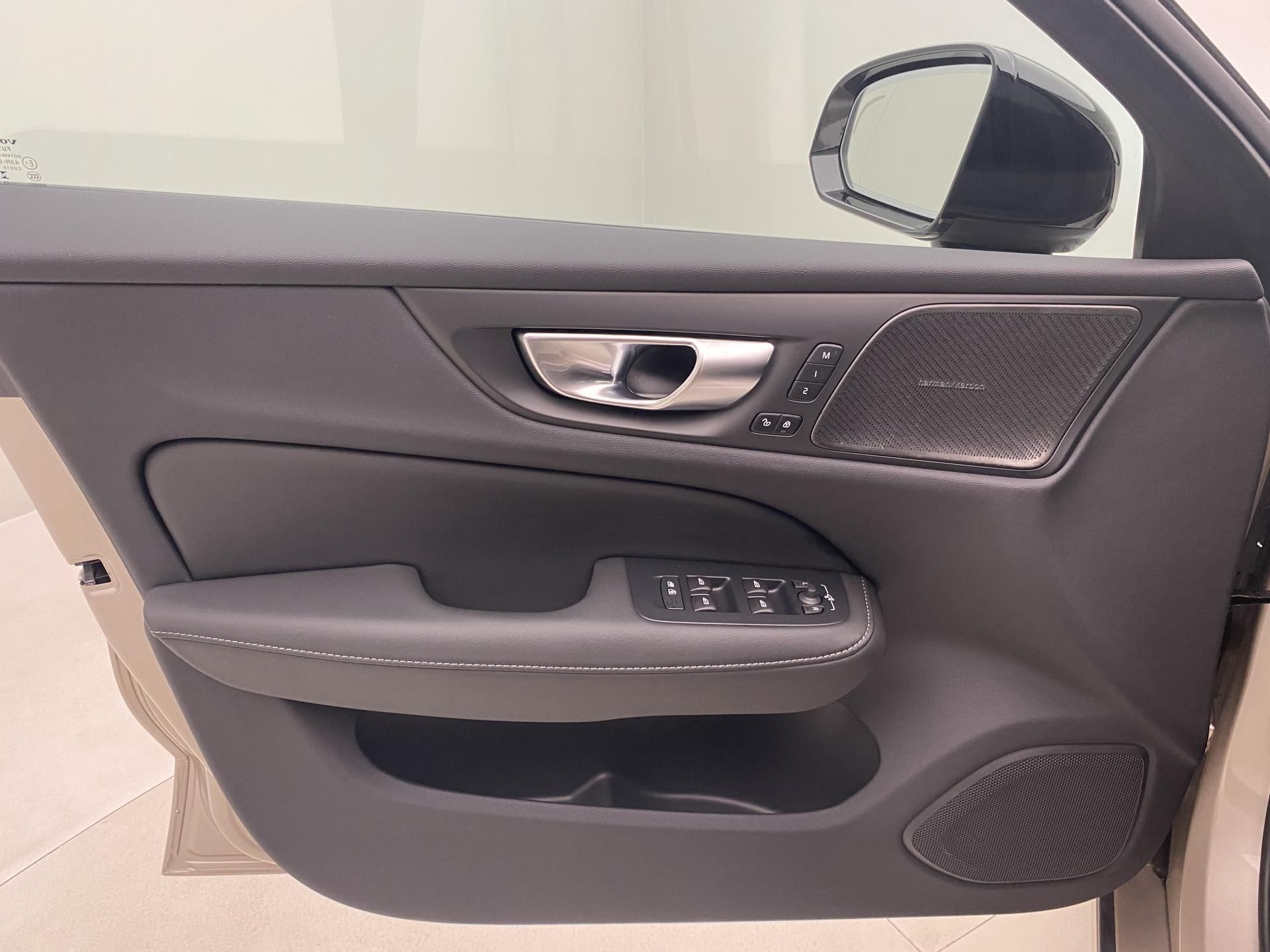 Volvo V60, T8 AWD RECHARGE DARK PLUS CZ - fotka 6