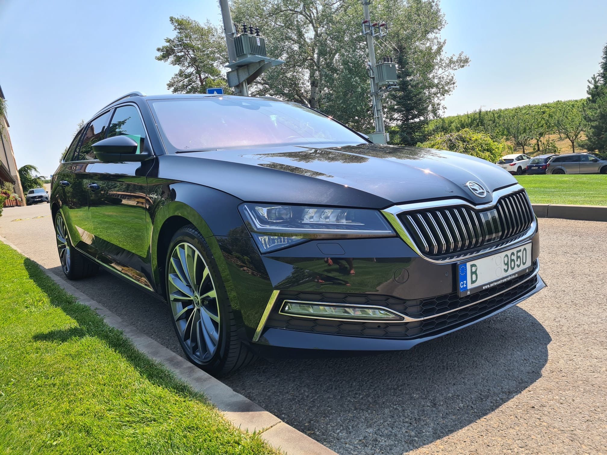 Škoda Superb, 2.0 TDi DSG Laurin & Klement - fotka 2