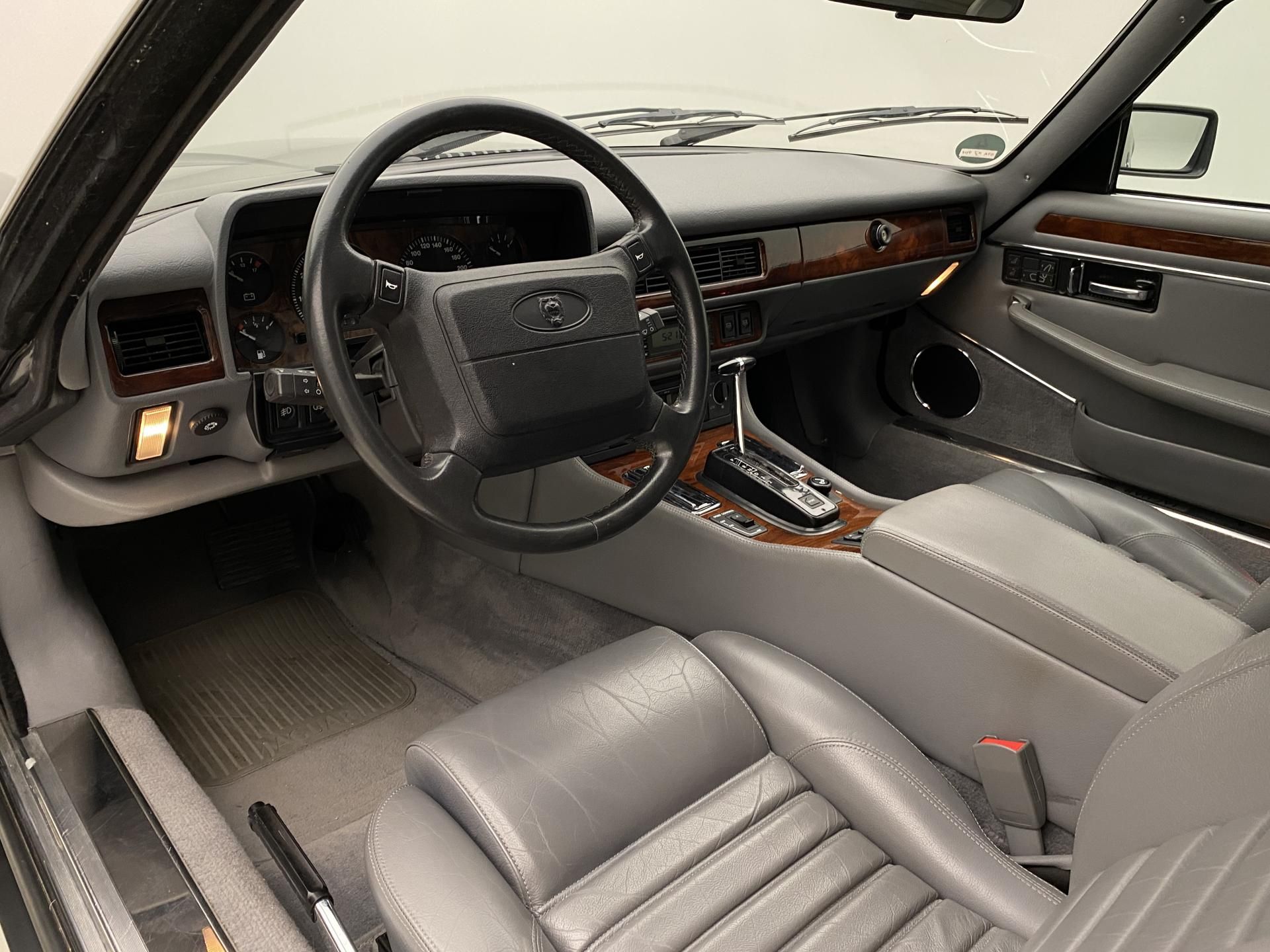 Jaguar XJS, CONVERTIBLE 4.0 R6 AUT 1.maj - fotka 4