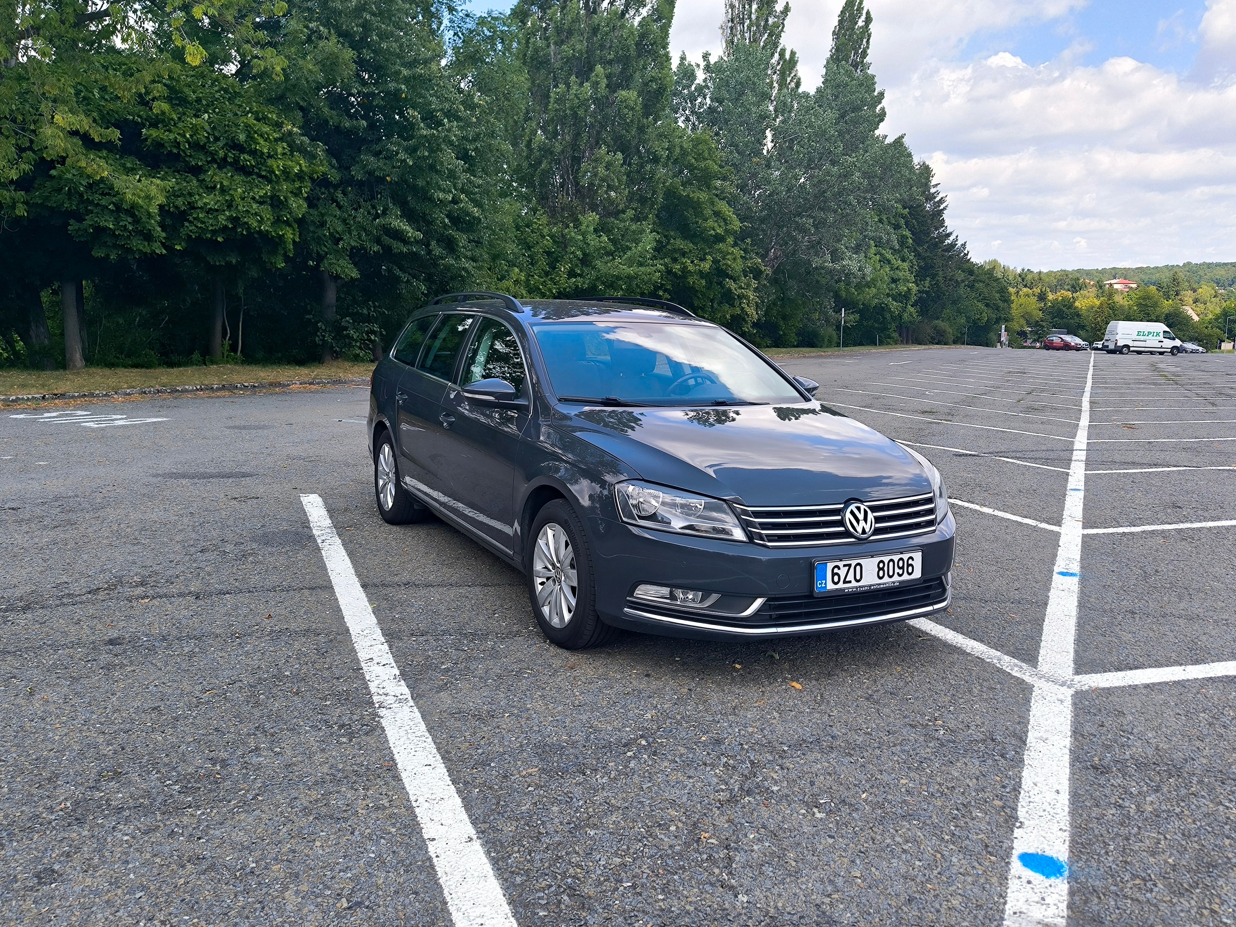Volkswagen Passat, nebourané vozidlo + zimní sada - fotka 2