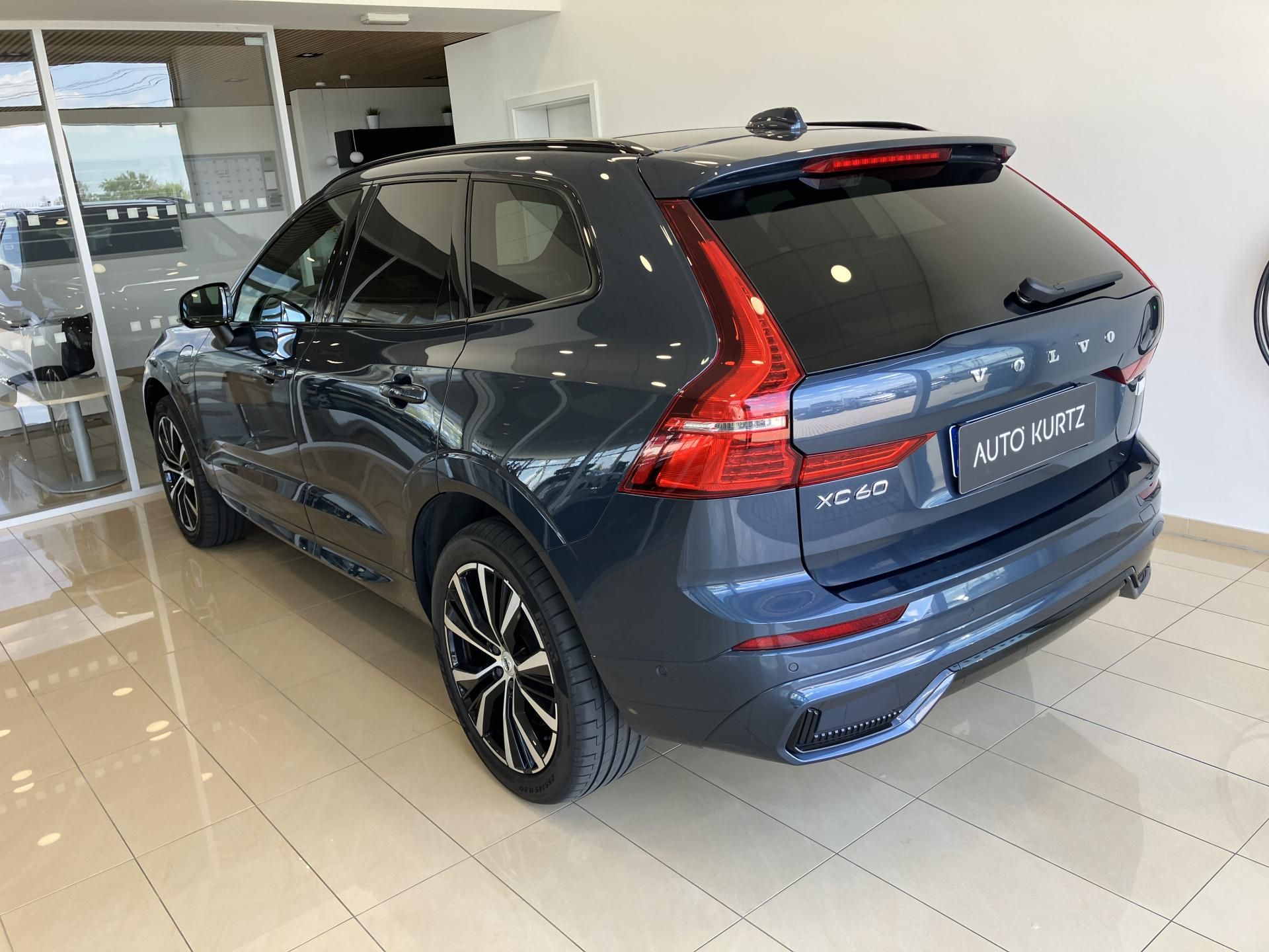 Volvo XC60, T8 eAWD Ultimate Dark - fotka 6