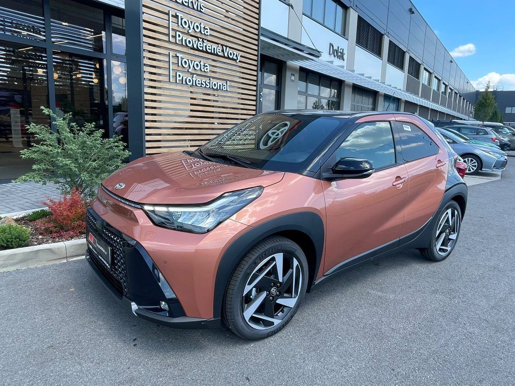 Toyota Aygo, 1.5 Hybrid automat Executive - fotka 3