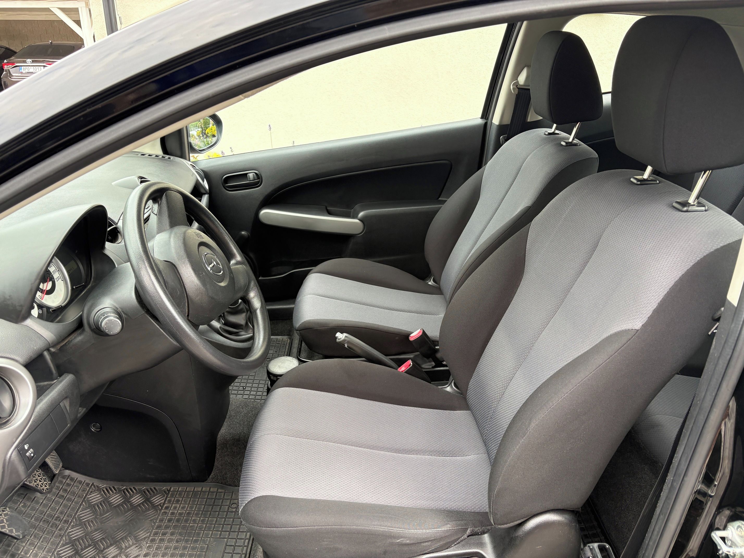 Mazda 2, 1. majitel, sada zimních kol - fotka 5