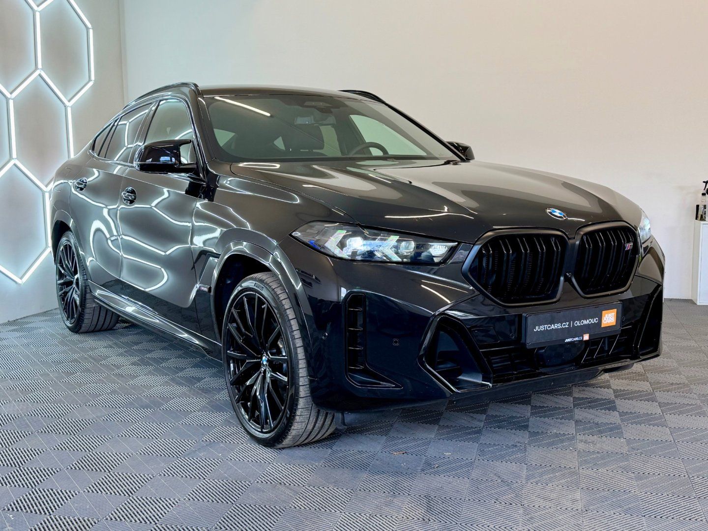 BMW X6, M60i xDrive, 390kW, 1.MAJ, ČR - fotka 3