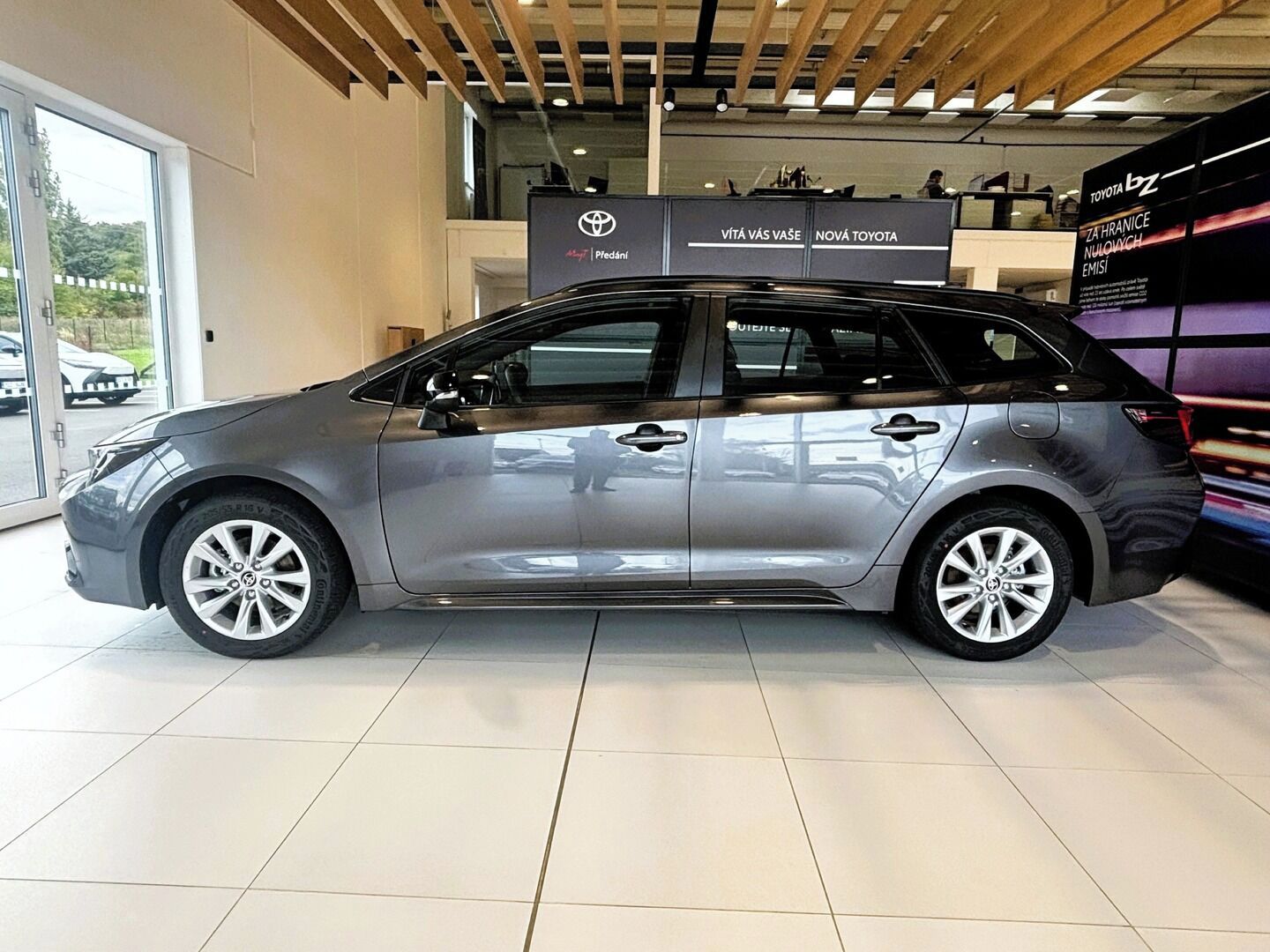 Toyota Corolla, 1,8   TS Comfort HEV - fotka 4