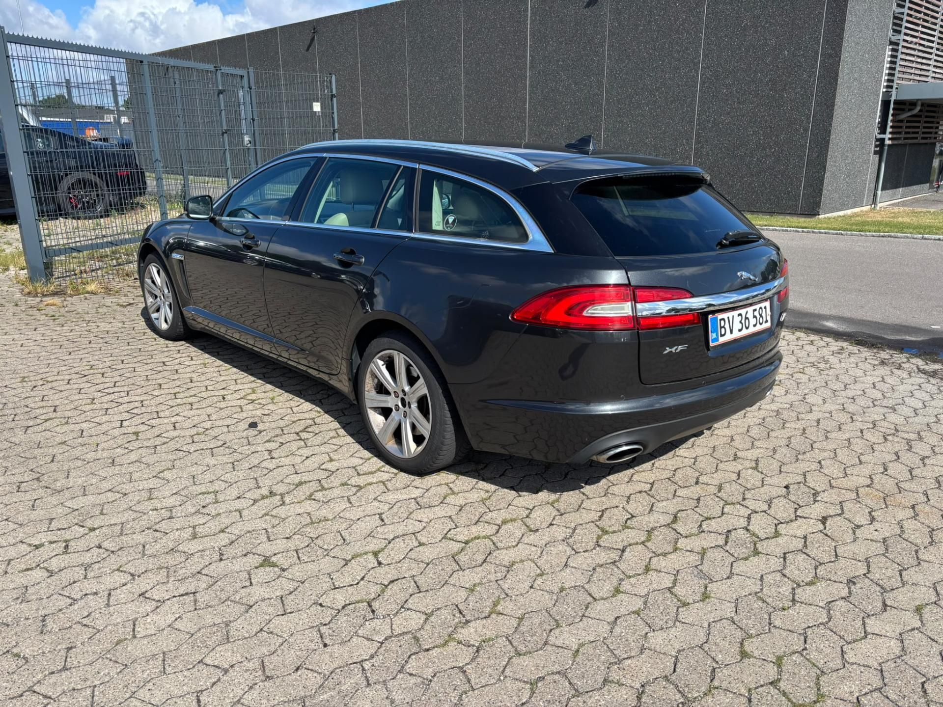 Jaguar XF, 3.0 D 177kW Rdesign SPORTBRAKE - fotka 3