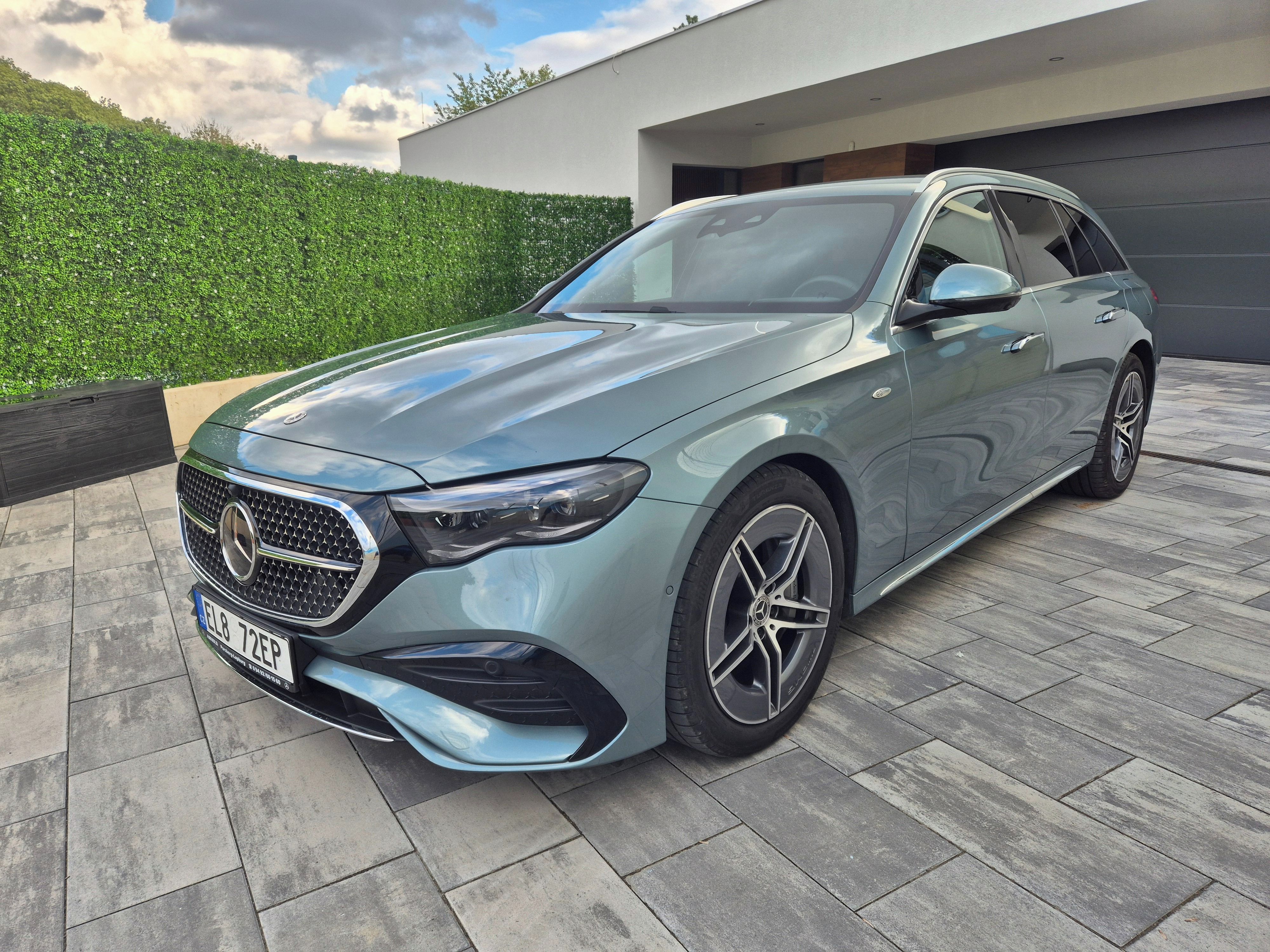 Mercedes-Benz Třídy E, Mercedes E 300de 4M AMG - fotka 2