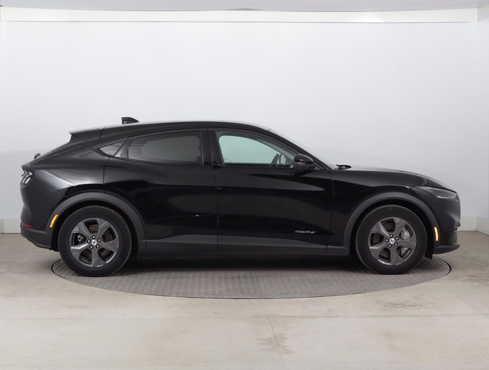 Ford Mustang Mach-E, Standard Range RWD, SoH 94% - fotka 6