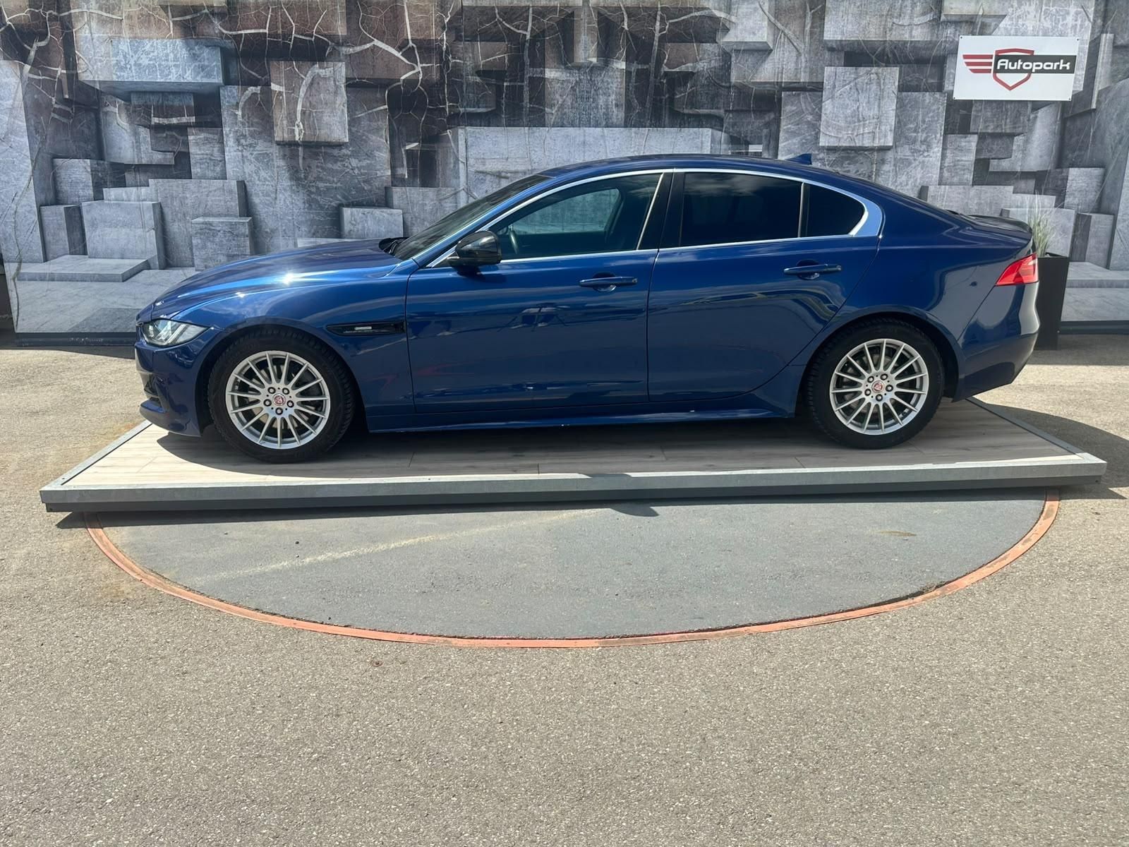 Jaguar XE, 2.0D, 120KW, R SPORT - fotka 4