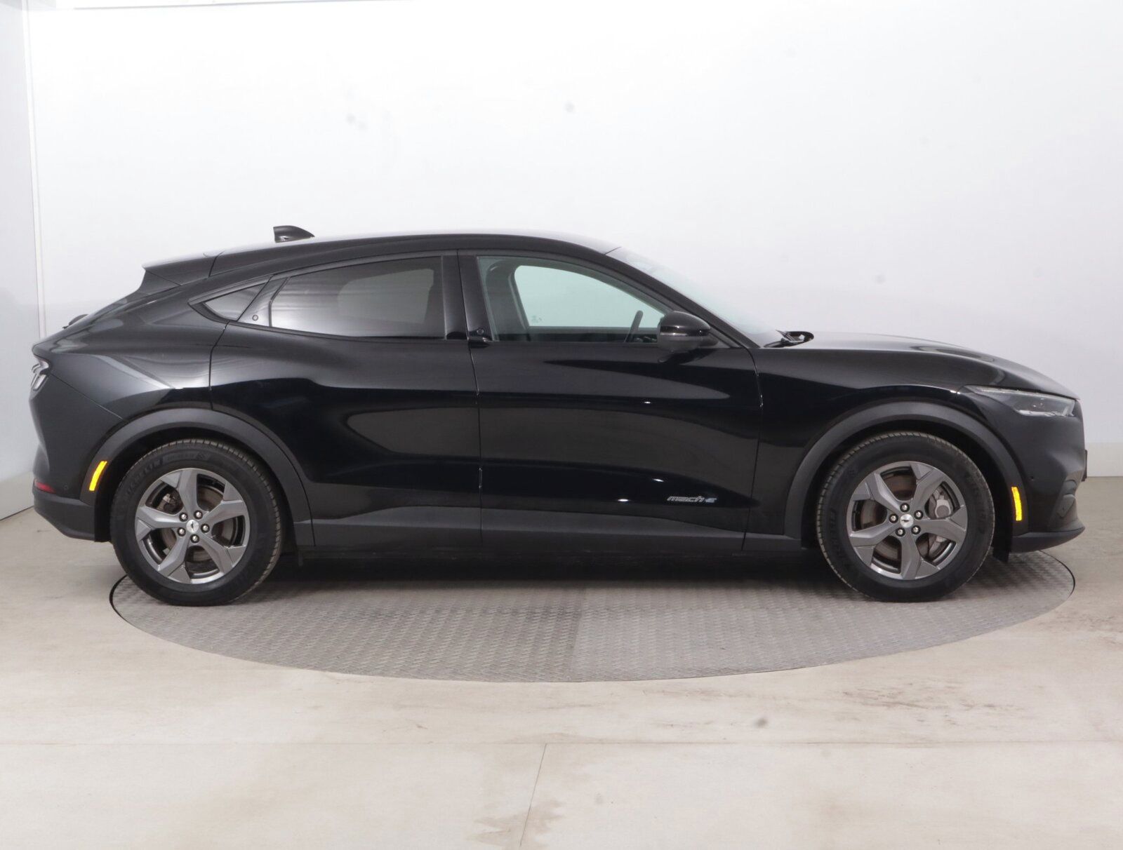Ford Mustang Mach-E, Standard Range RWD, SoH 94% - fotka 6