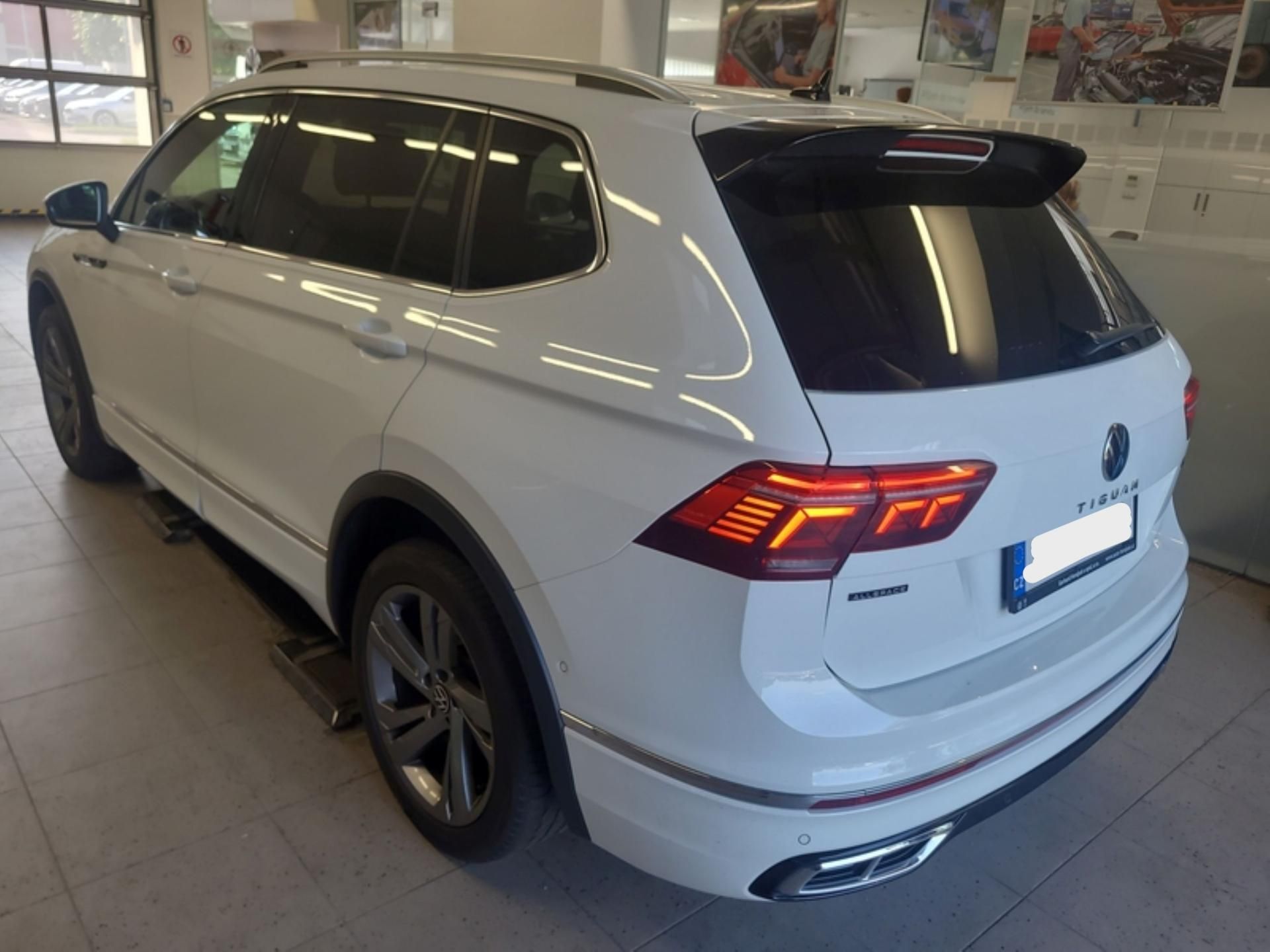 Volkswagen Tiguan Allspace, 2,0 TDi/110kW 4x4 DSG R-Line - fotka 4