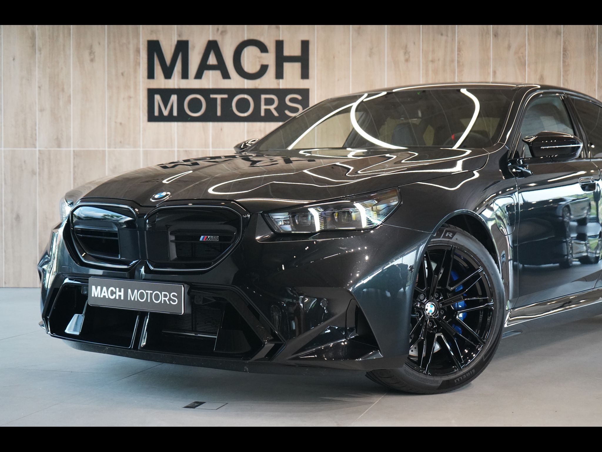 BMW M5, B&W, Ventilace, Panorama, HUD - fotka 2