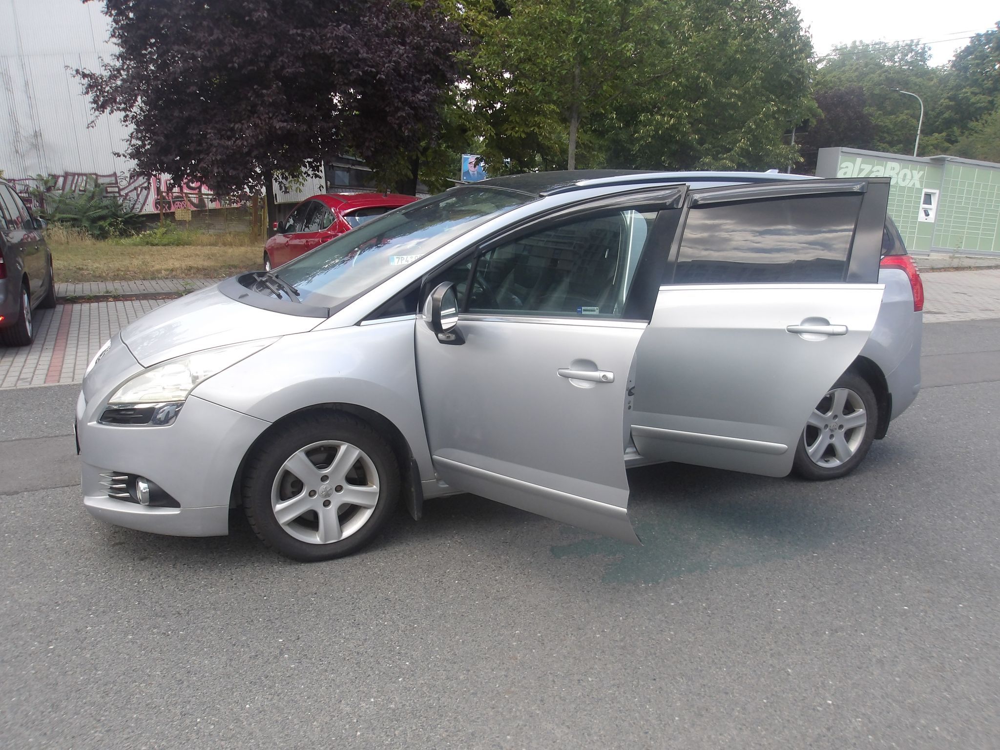 Peugeot 5008, 1,6i KŮŽE, PĚKNÝ ! - fotka 3