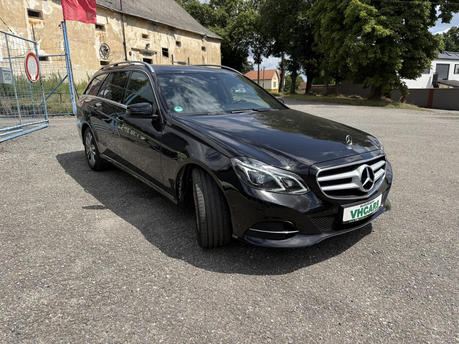 Mercedes-Benz Třídy E, 220D  BlueTec 4MATIC TAŽNÉ - fotka 3