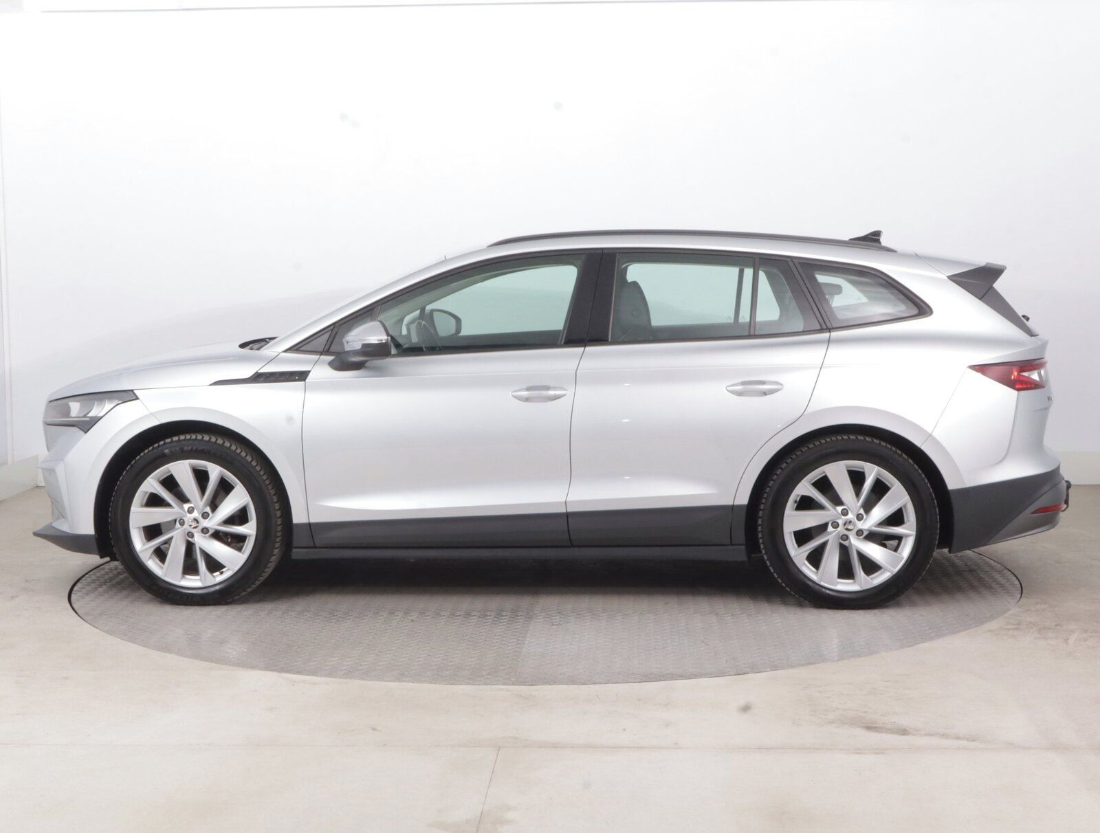 Škoda Enyaq iV, 60 (62 kWh), SoH 92%, Suite - fotka 3
